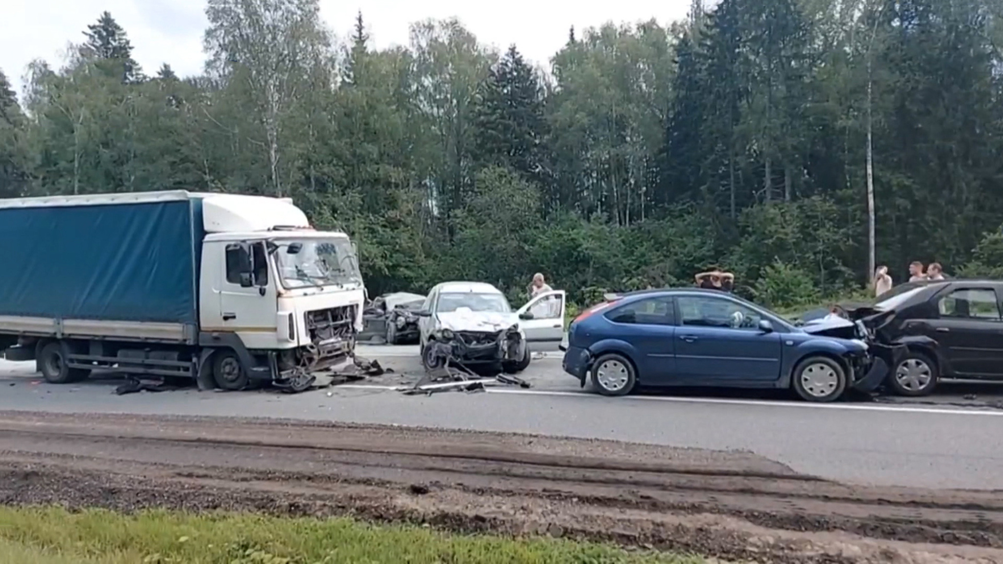 Машины всмятку: жуткое ДТП в Ярославской области