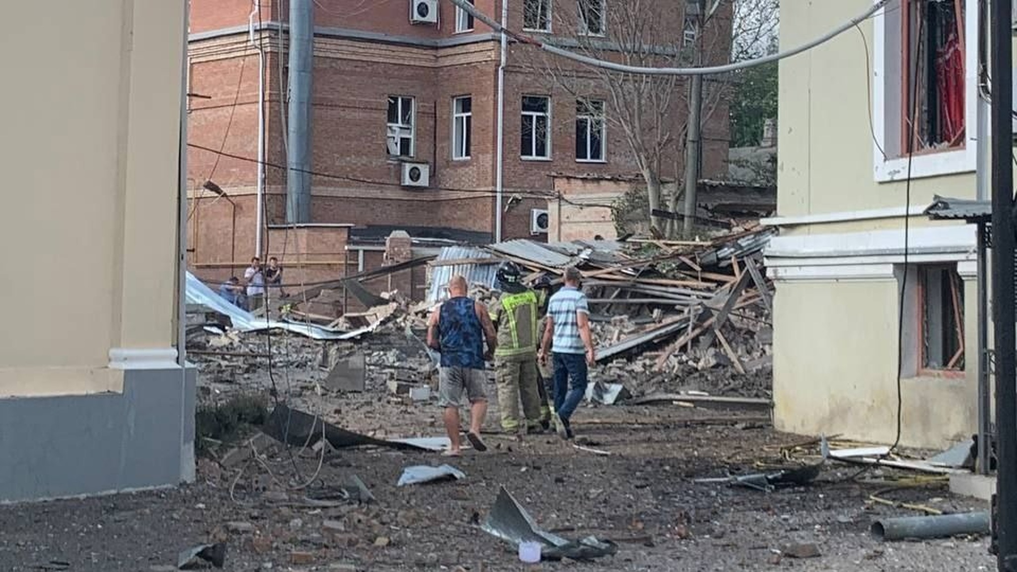 Глубокая воронка образовалась на месте взрыва в Таганроге