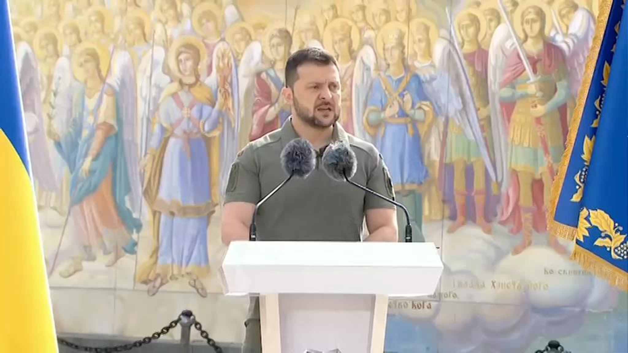 Тысячи прихожан УПЦ пришли в Киево-Печерскую лавру на литургию