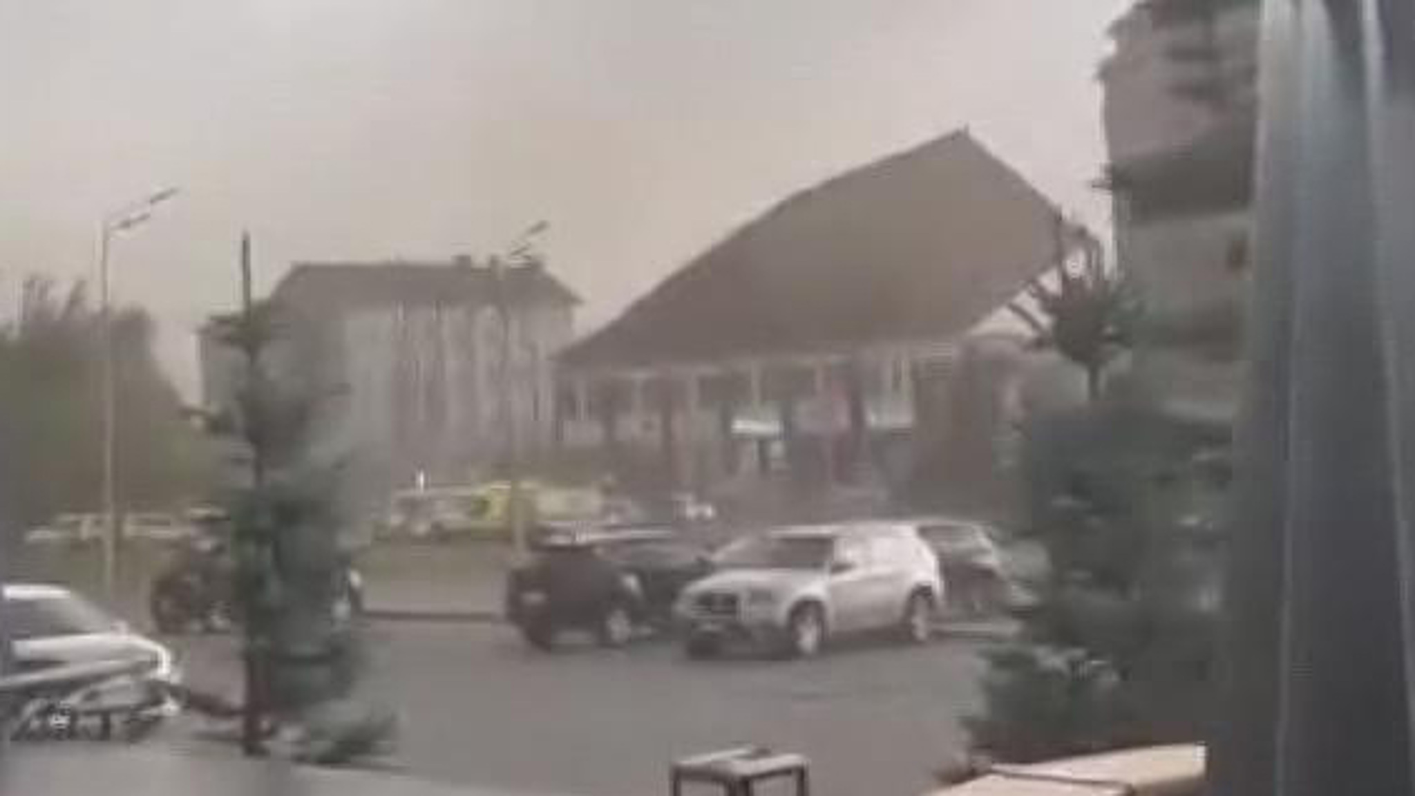В Казани ураган срывает крыши и рвёт провода