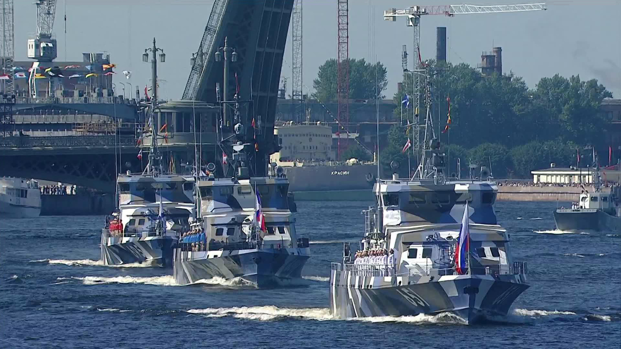 Военные корабли показали боевую мощь России