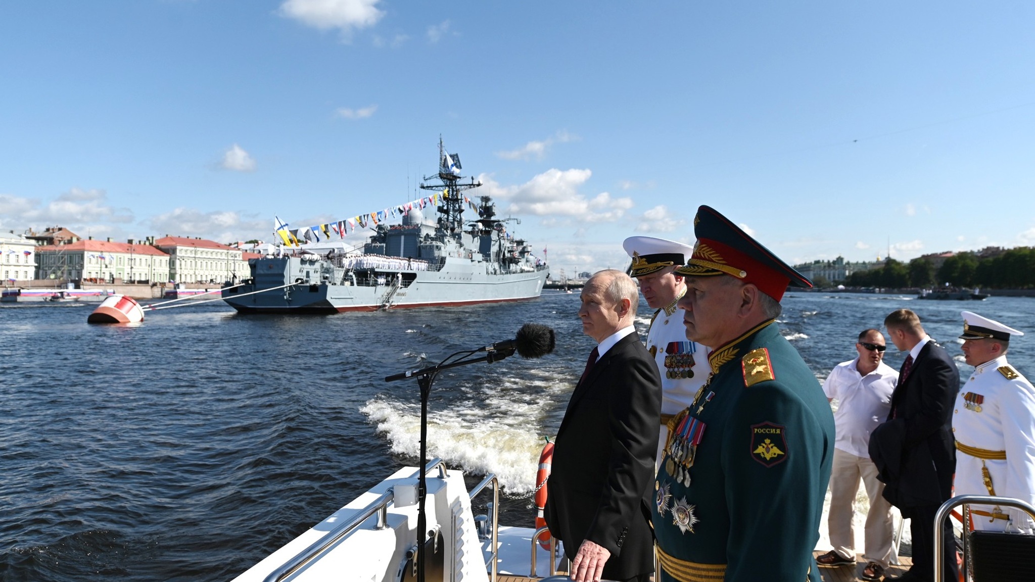 Уникальное зрелище. В Петербурге прошел Главный военно-морской парад