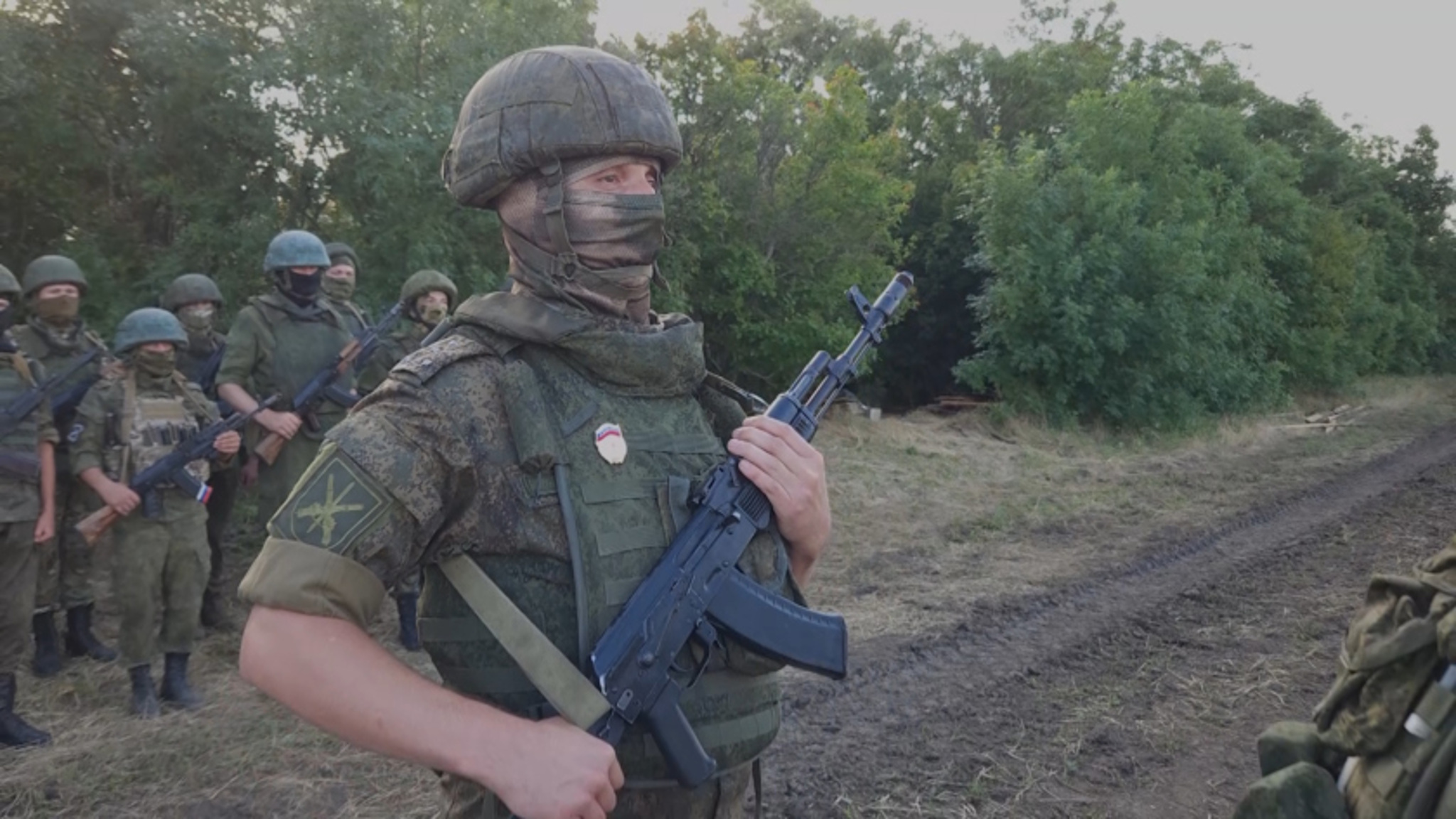 Амурским военным вручили гвардейские значки на передовой