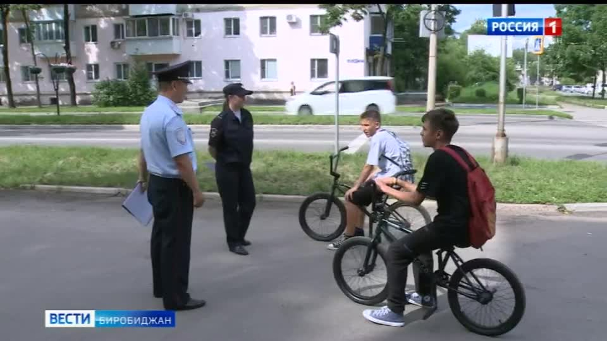 В Биробиджане подросткам напомнили о мерах безопасности на пешеходных переходах