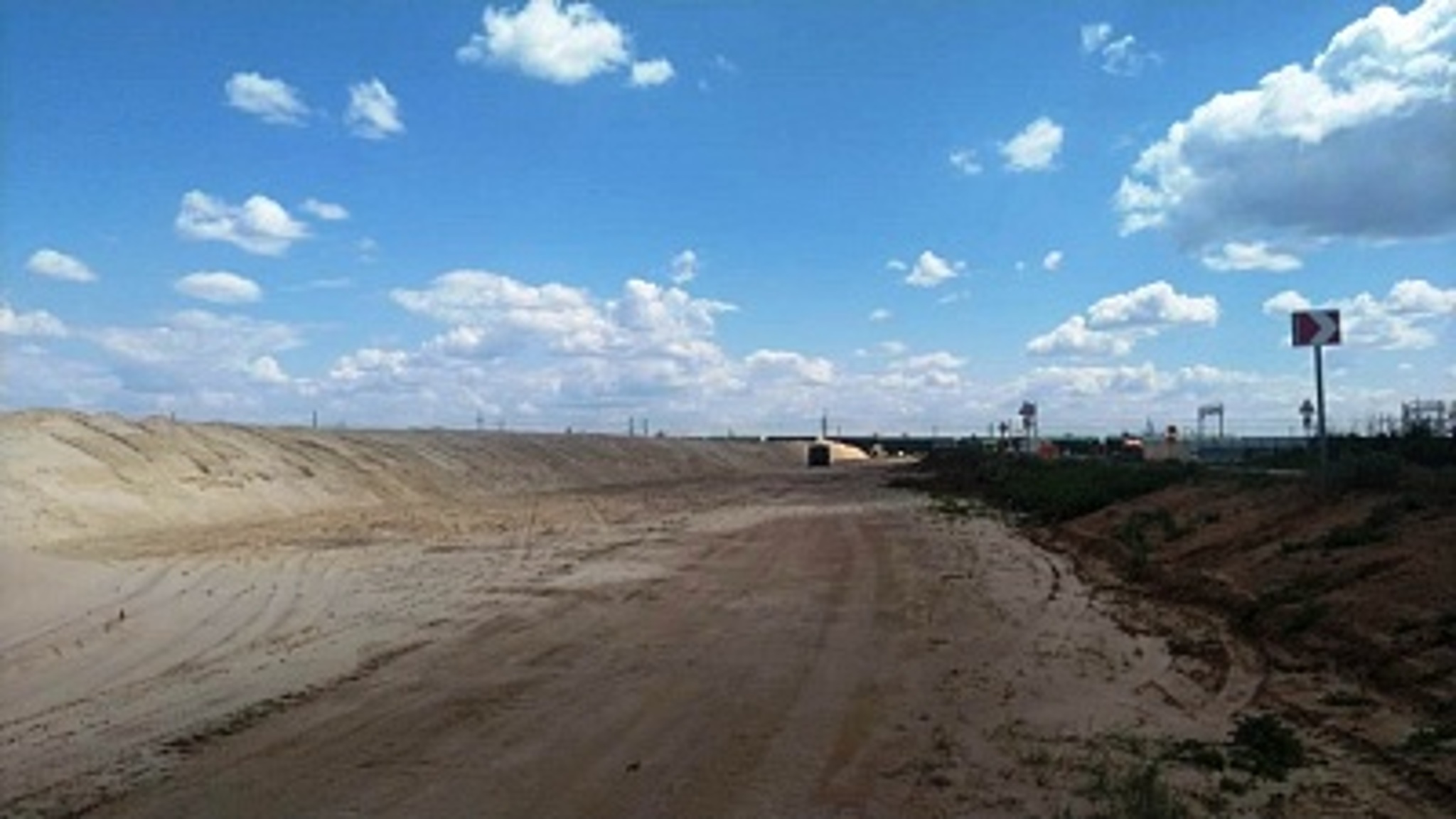 В Советском районе Волгограда началось строительство путепровода через железную дорогу