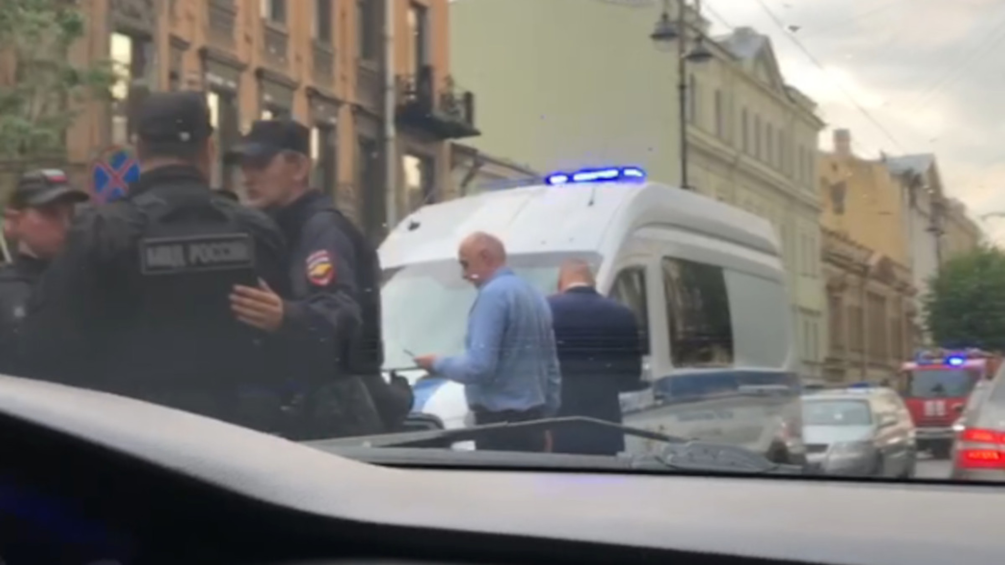 В Петербурге очевидцы сняли кадры у военкомата, атакованного неизвестным