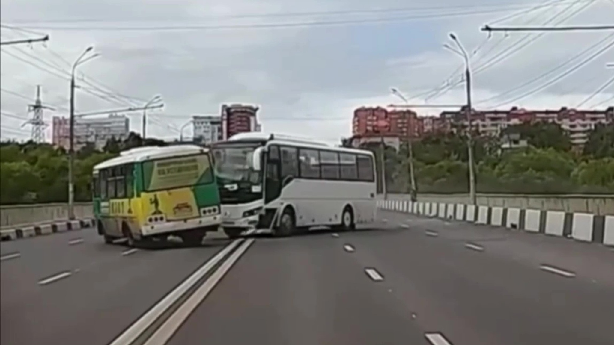 Автобус чуть не сорвался с моста в Нижнем Новгороде