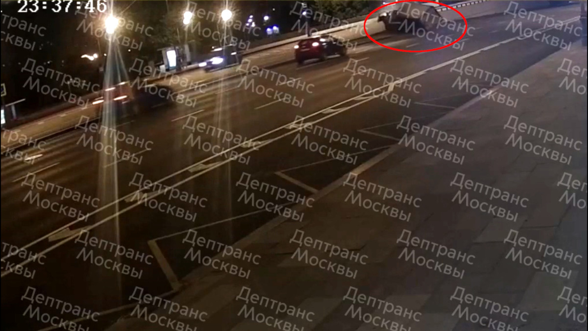 Момент аварии в Москве попал на камеру