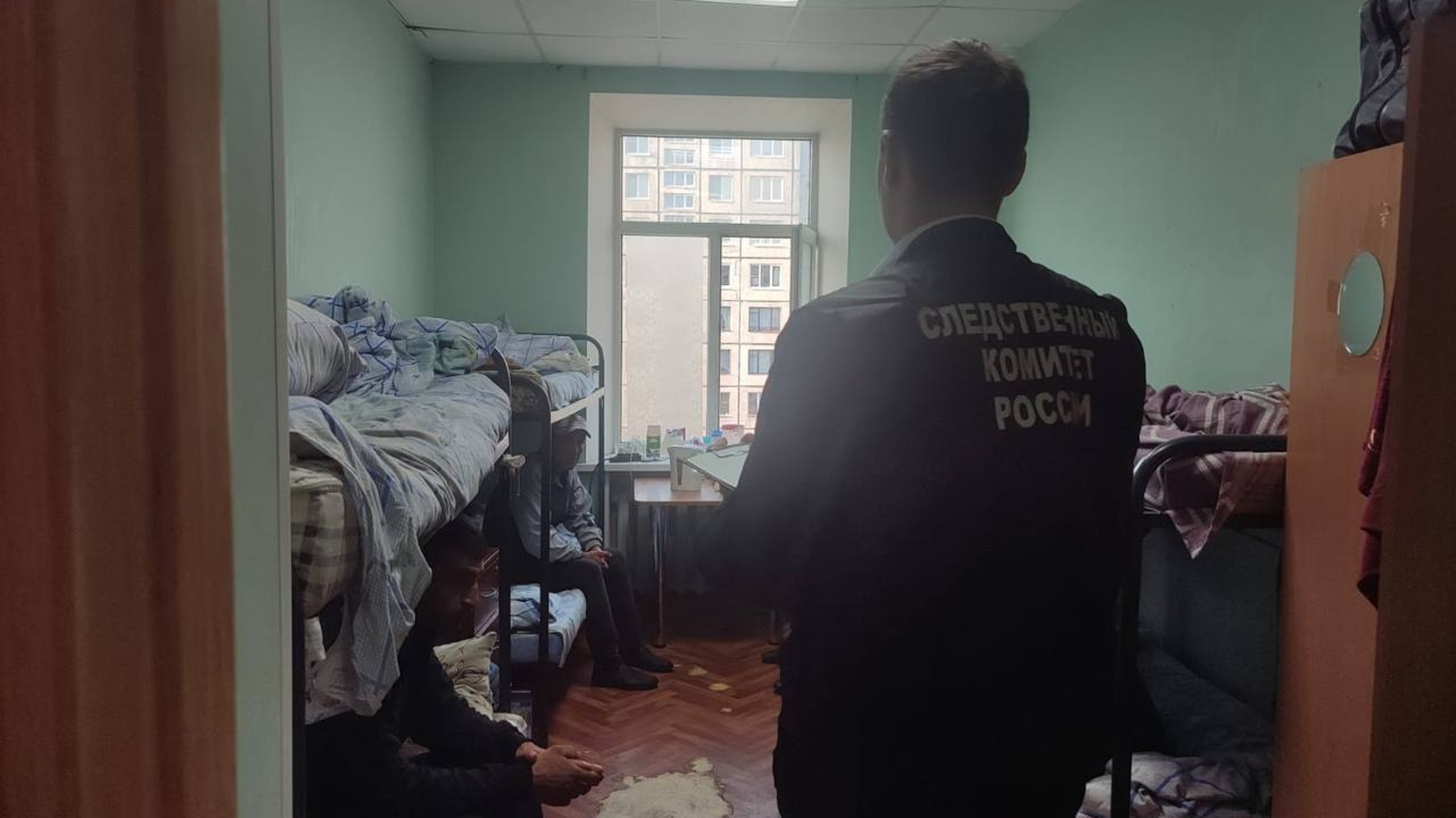 СК провел обыски в четырех хостелах для мигрантов в Петербурге