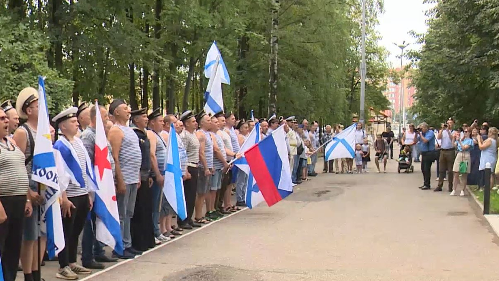 Возложение цветов, марш и концерт: в Йошкар-Оле отметили День ВМФ
