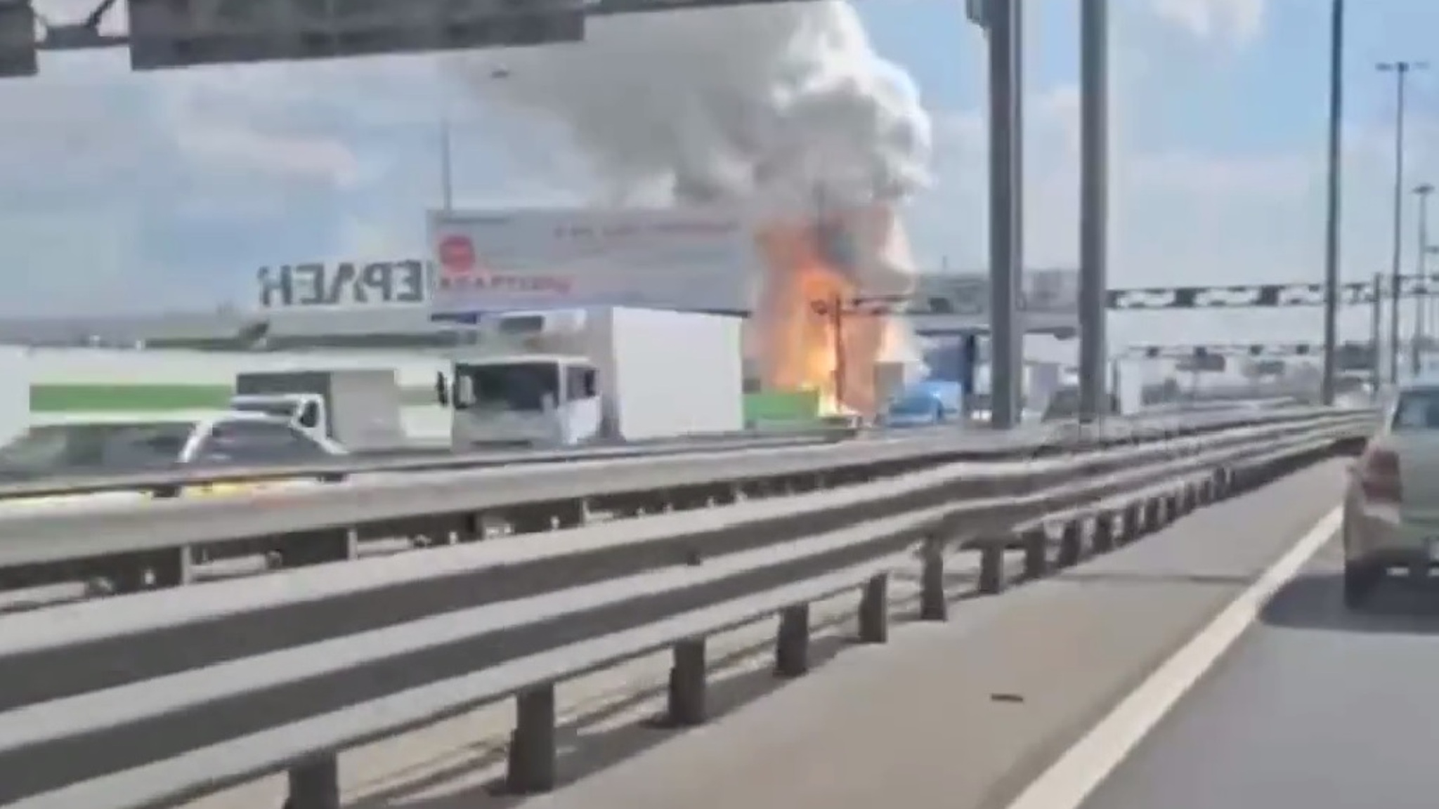 Мощный пожар в Люберцах сняли на видео