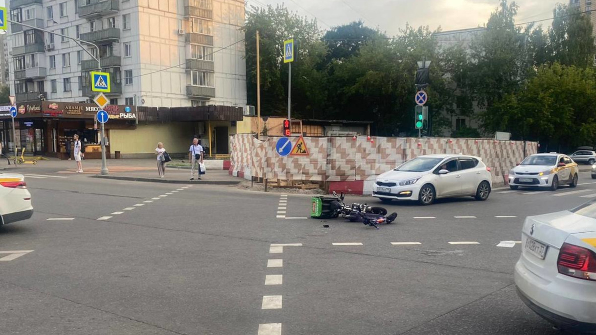 Момент столкновения велосипеда и самоката на востоке Москвы сняла камера