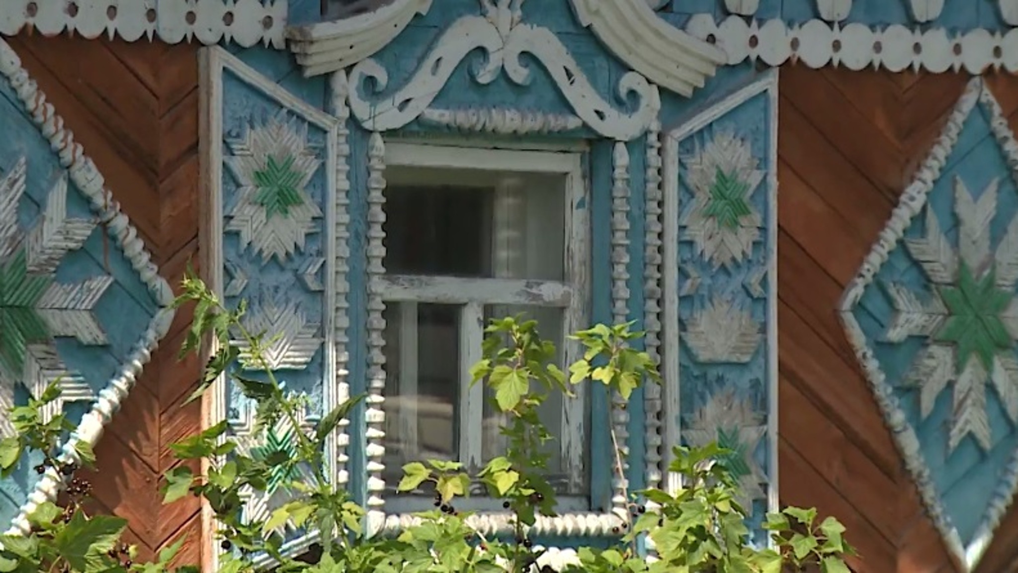 Элементы старинной сибирской резьбы сохранились на доме в с. Абатское