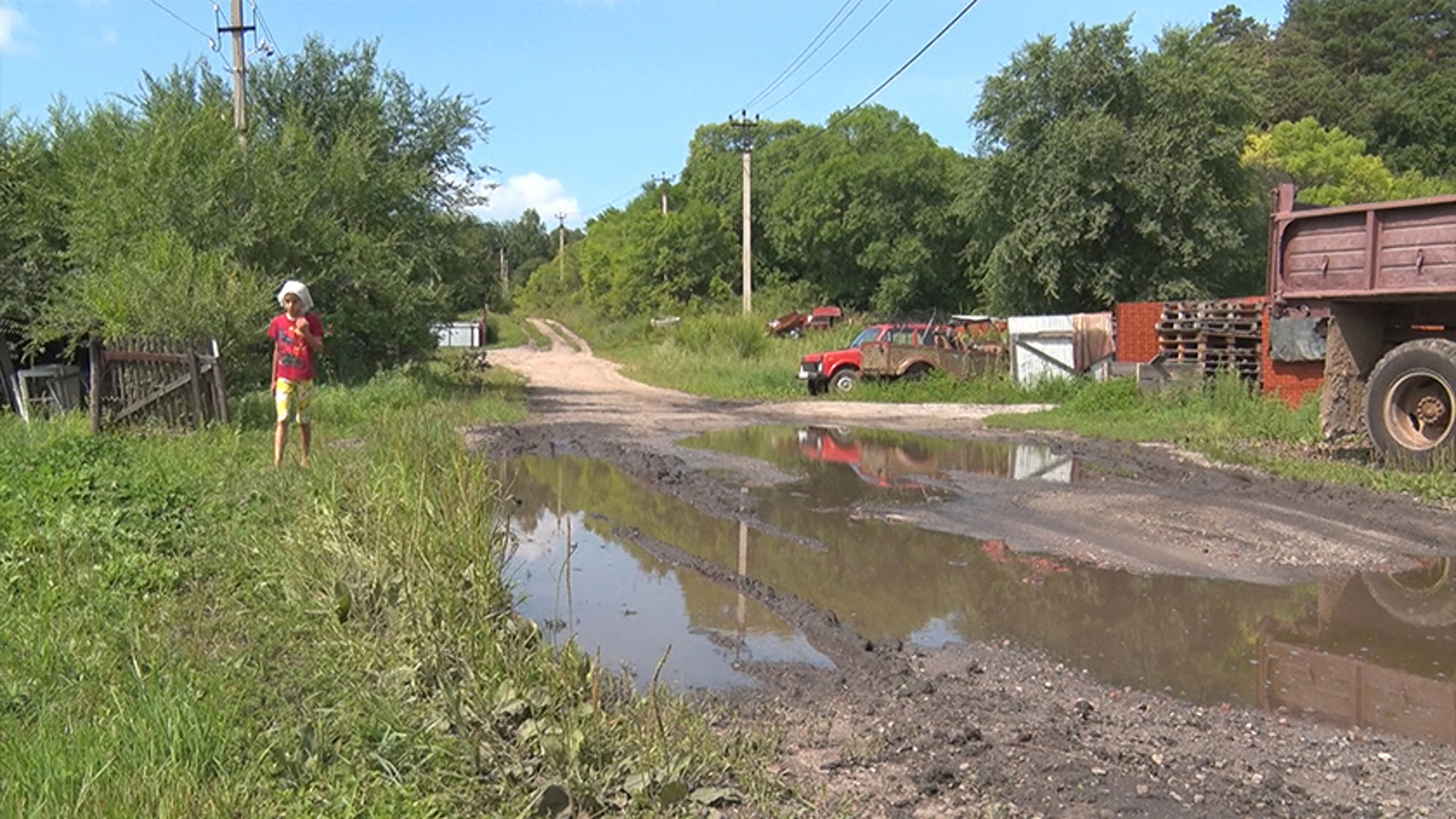 Дорога в Новинке после каждого дождя превращается в месиво