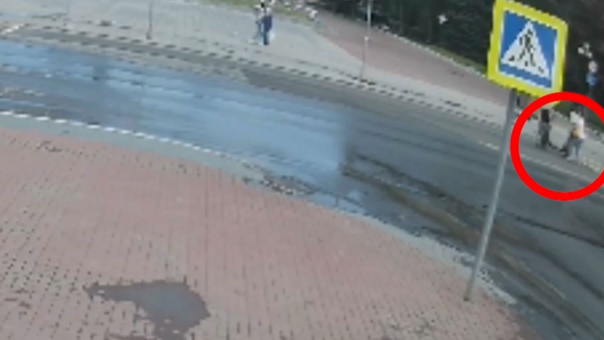 В Йошкар-Оле разыскивают молодого человека на электросамокате, сбившего маленькую девочку
