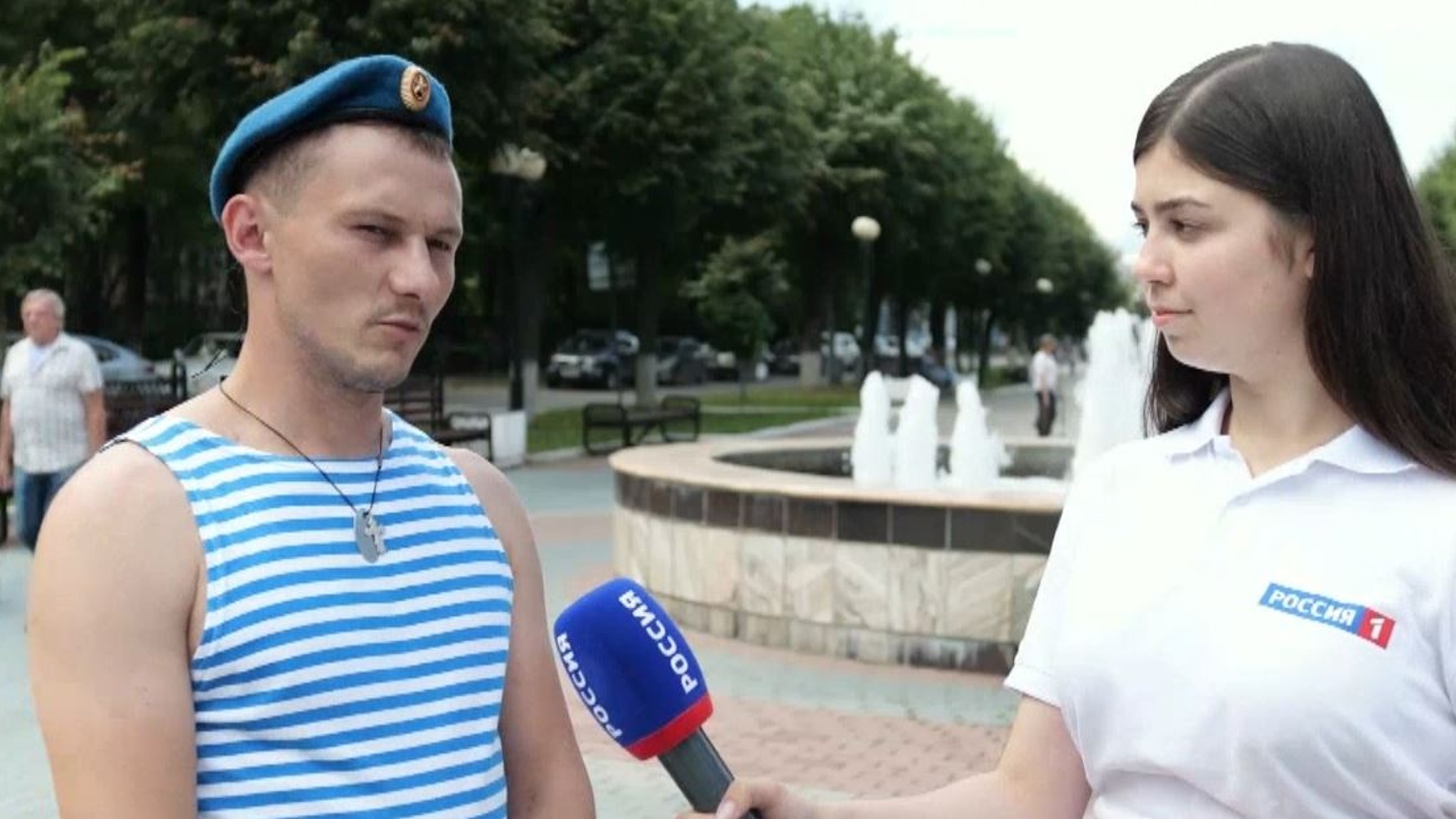Купание в фонтанах, арбузы и дань памяти: как десантники отмечают День ВДВ