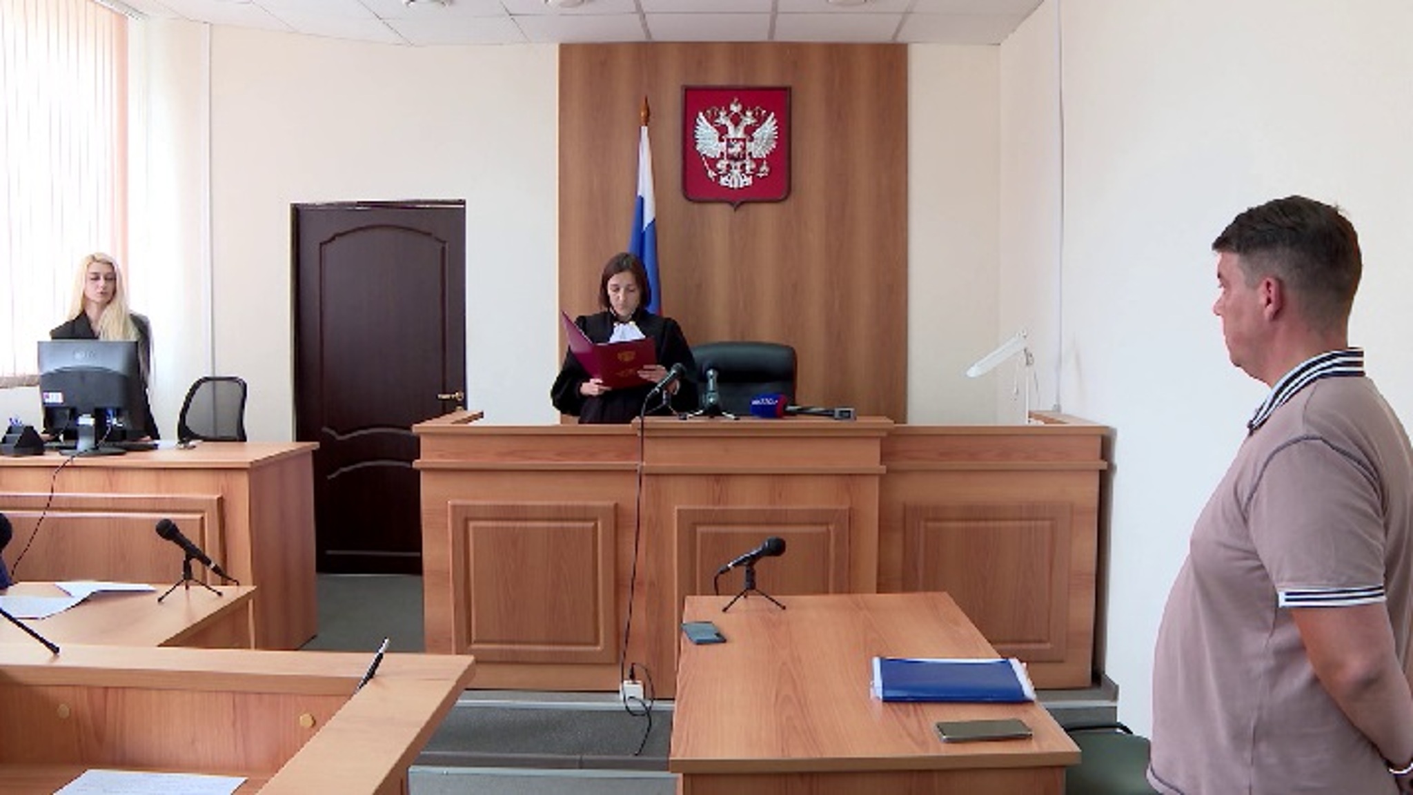 В Екатеринбурге вынесен приговор полицейскому, обвиняемому в вымогательстве взятки от наркоторговца