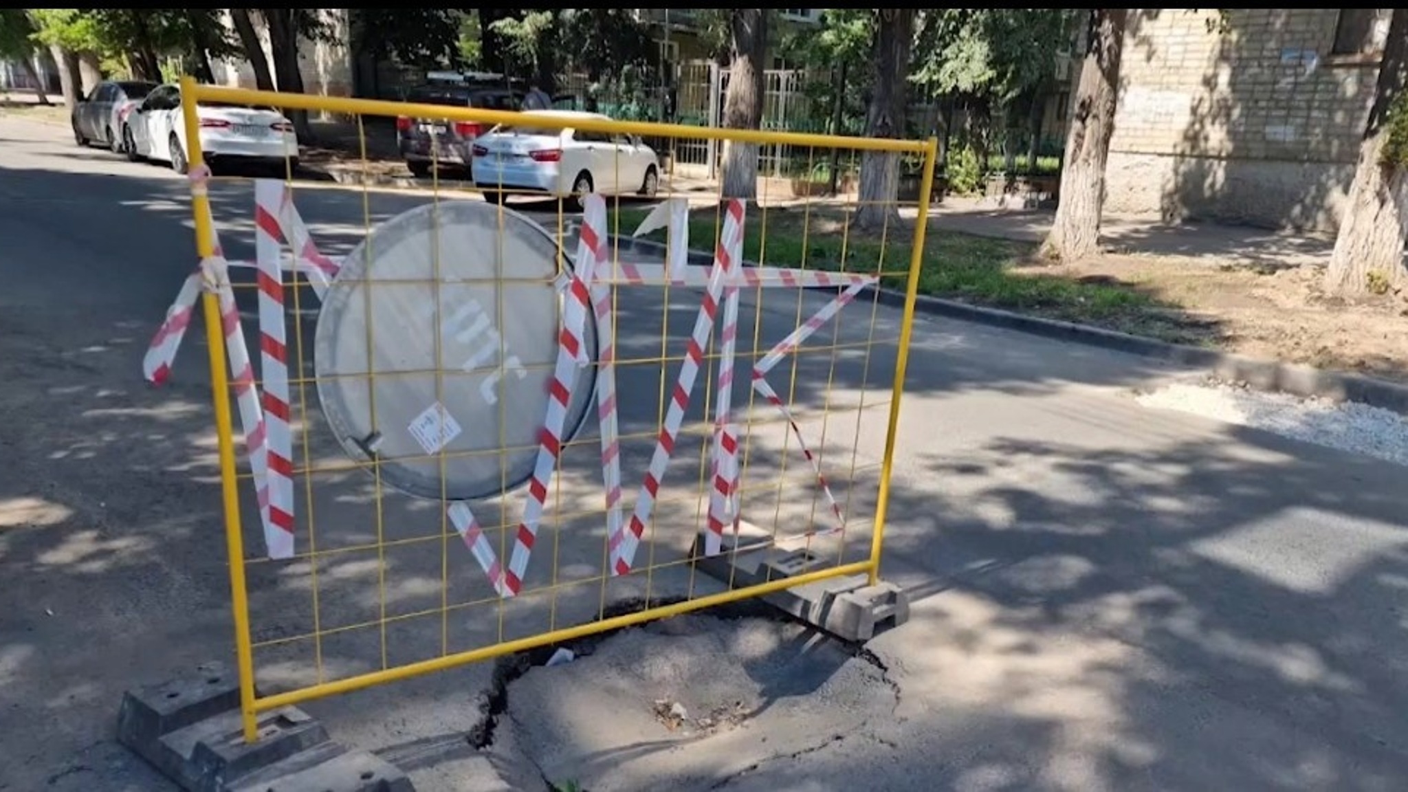 Провалы дорожного полотна и открытые люки: в Саратове прошел рейд прокуратуры совместно с представителями администрации