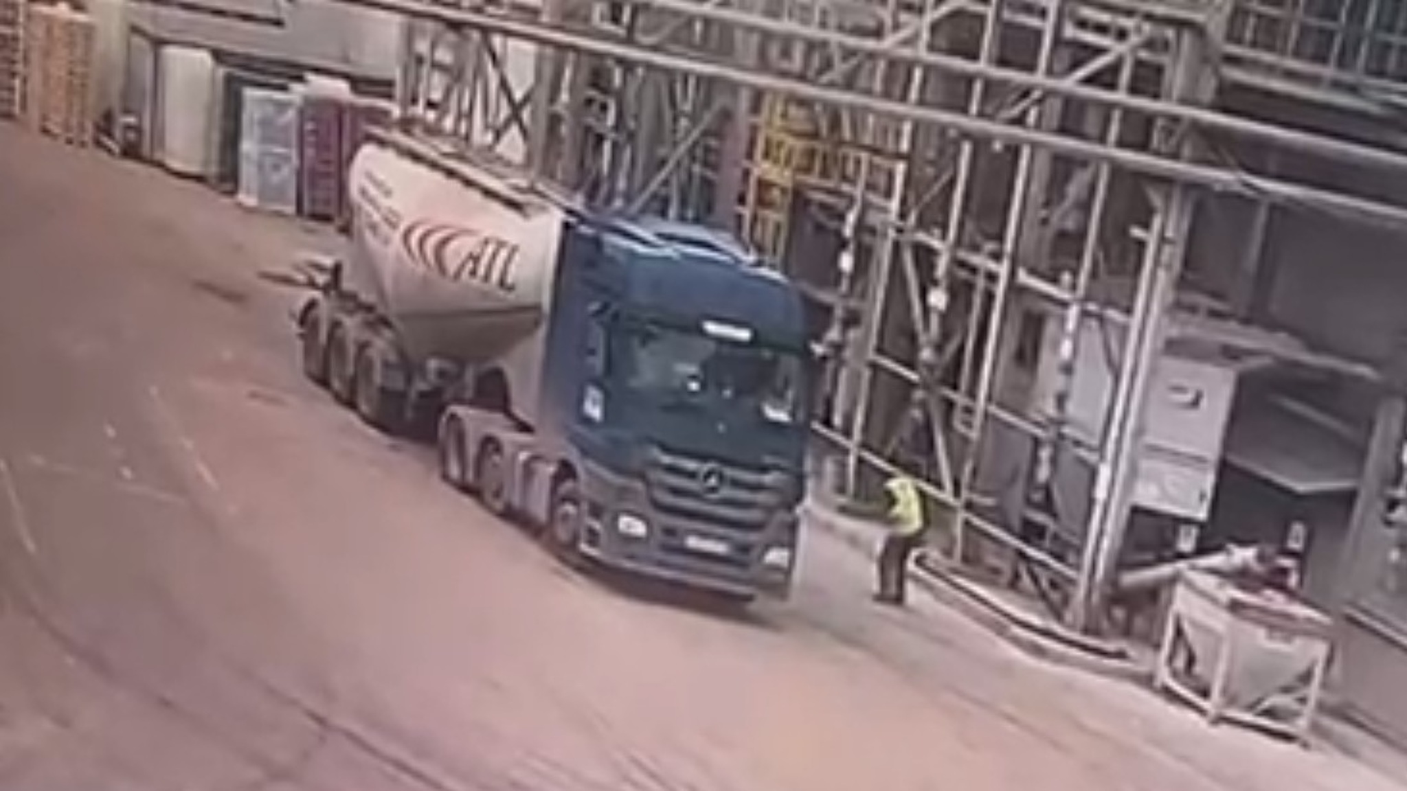 Жуткая смерть водителя цементовоза попала на видео
