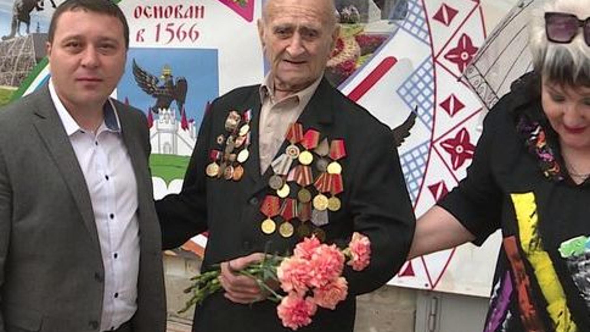 В Орле артисты пришли с концертом во двор ветерана Ашота Мискаряна