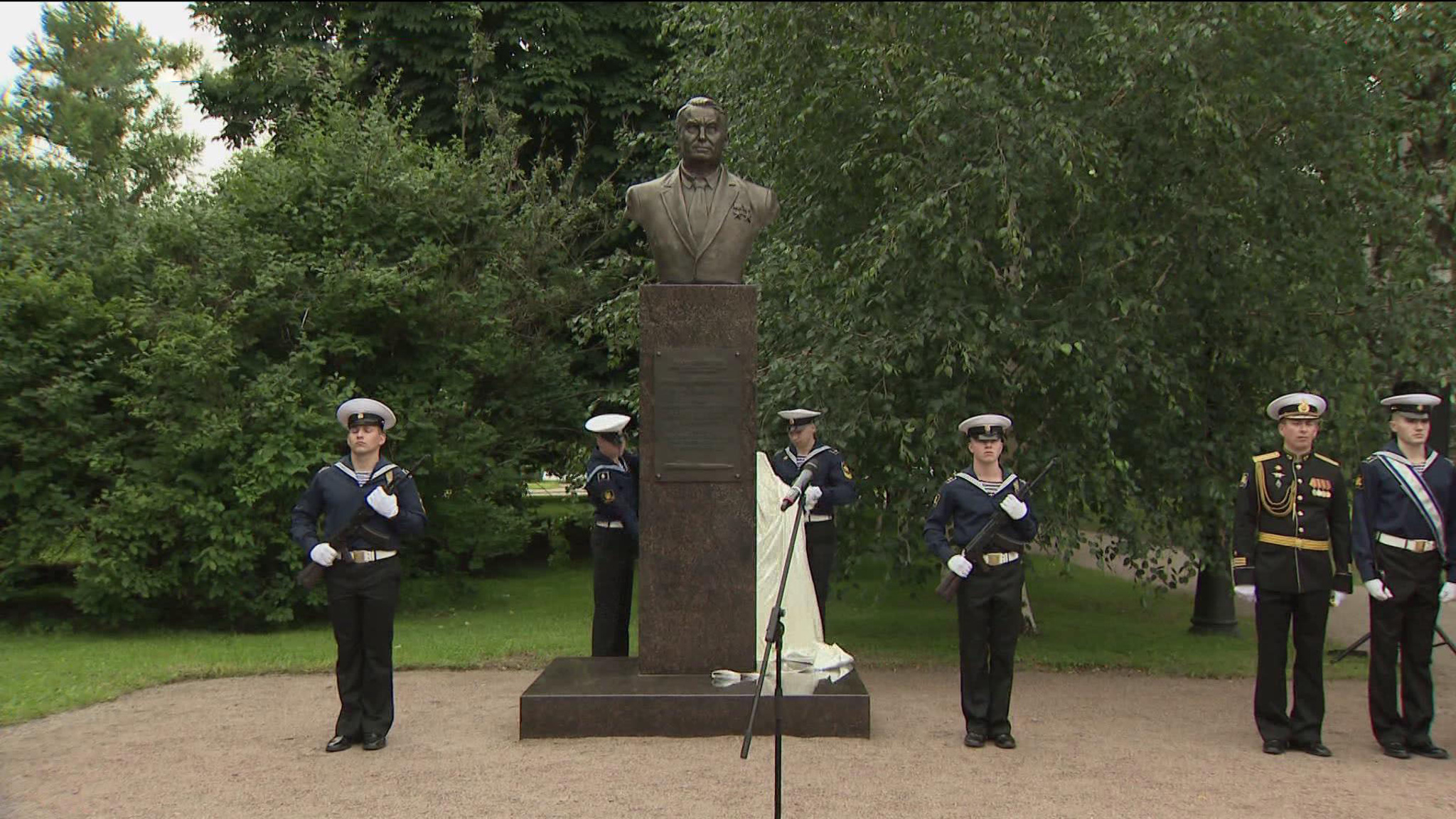 В Петербурге установили бюст учёного-кораблестроителя Игоря Спасского