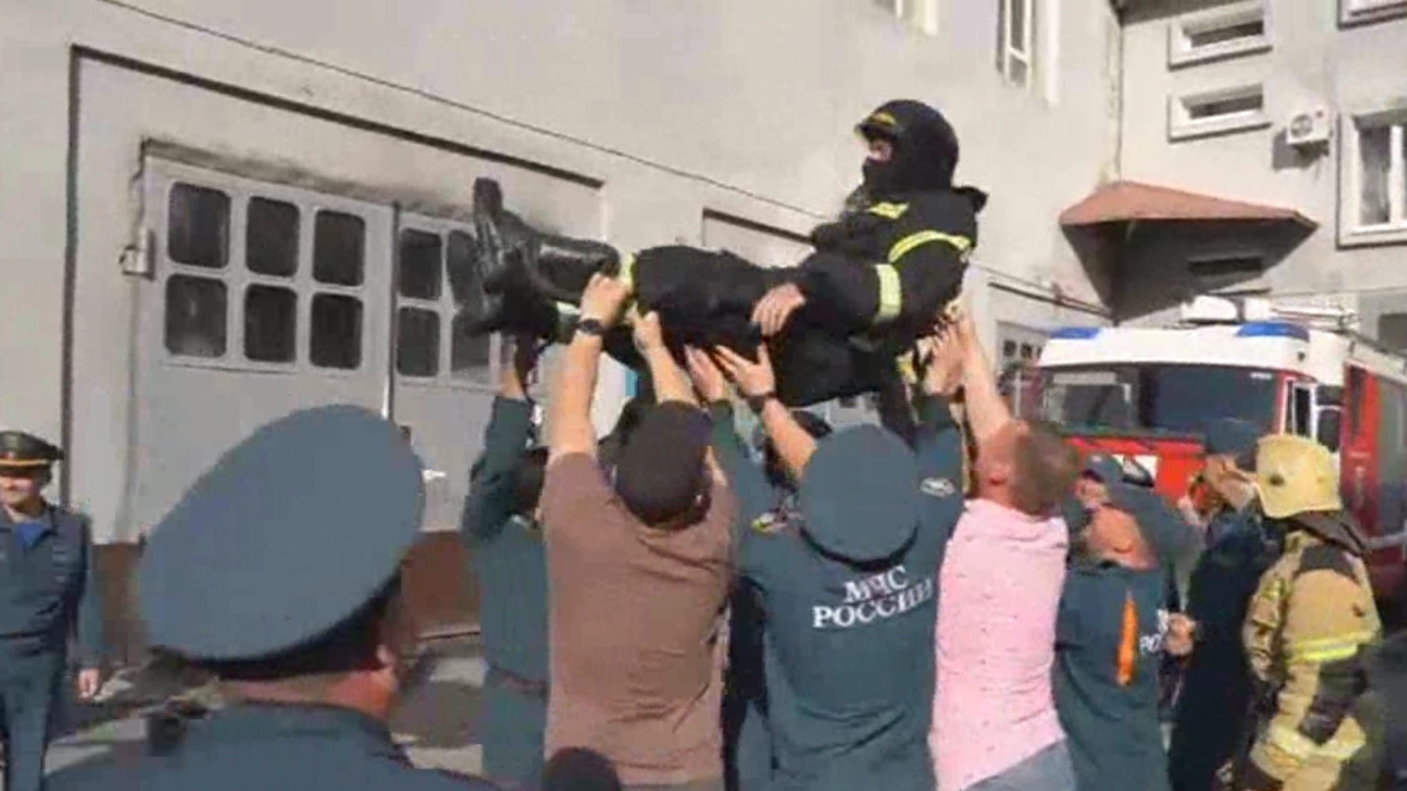 Тюменского пожарного с почестями проводили на пенсию
