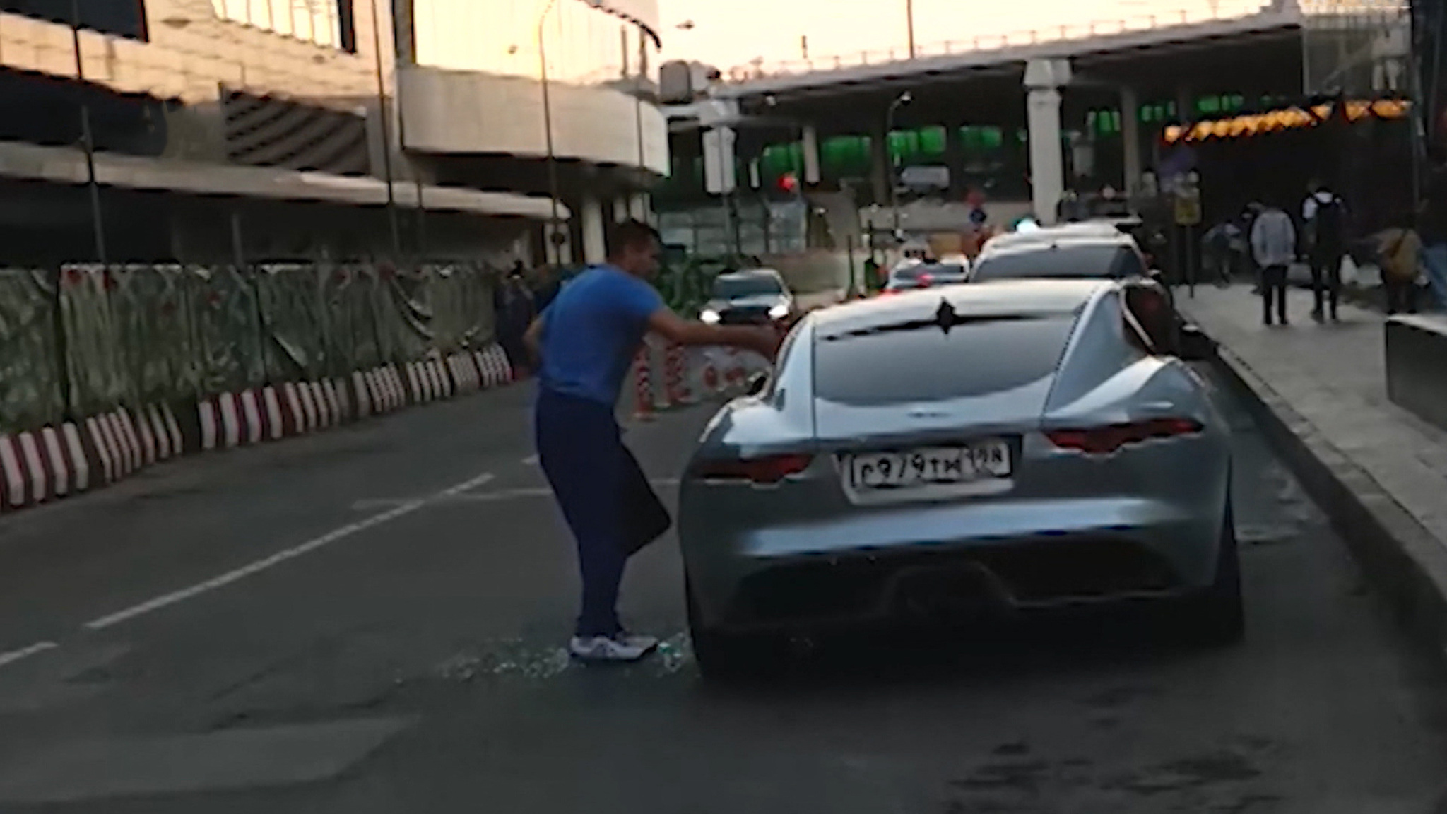Хулиган бросил взрывпакет в чужой Jaguar
