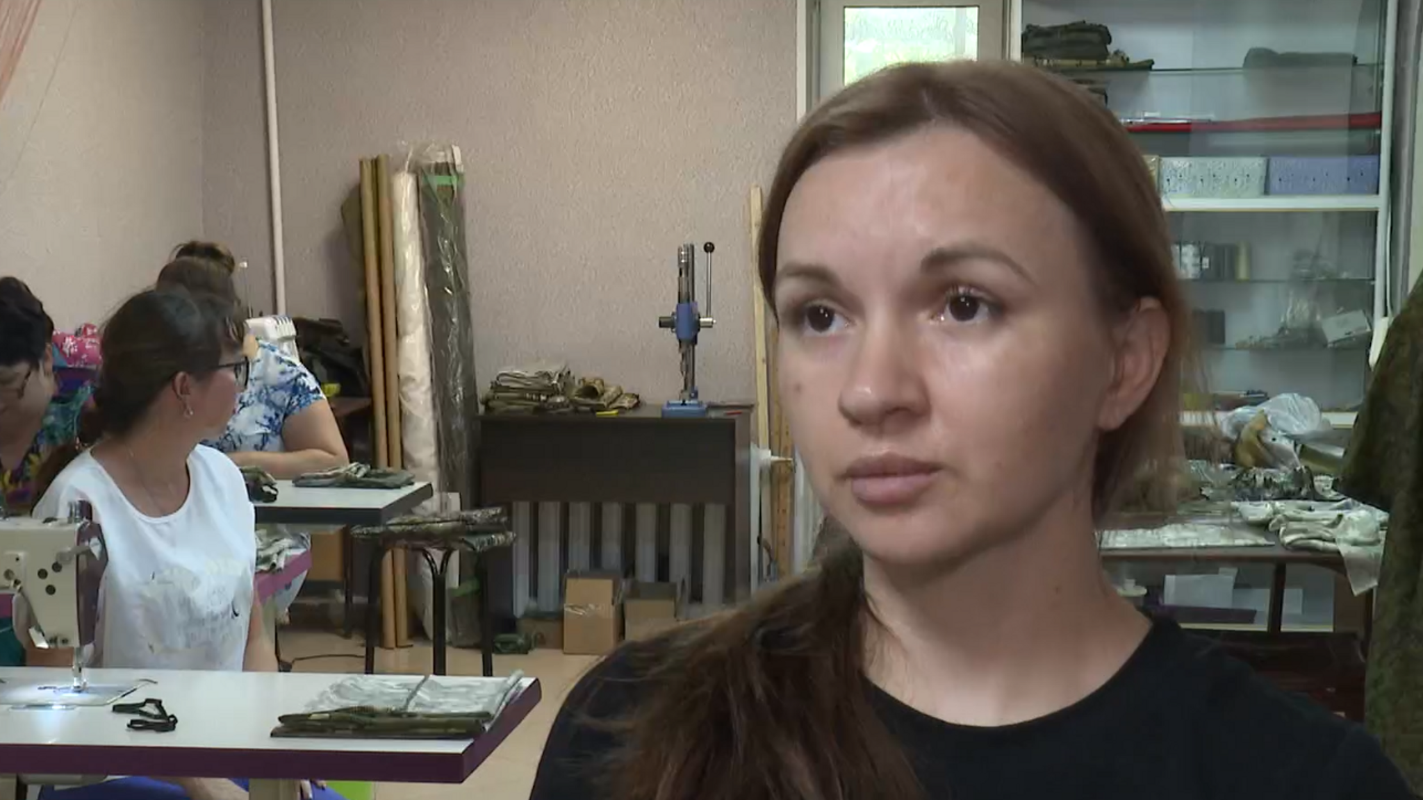 Пончо, балаклавы, шапки: жена погибшего приморца шьет необходимые вещи бойцам СВО