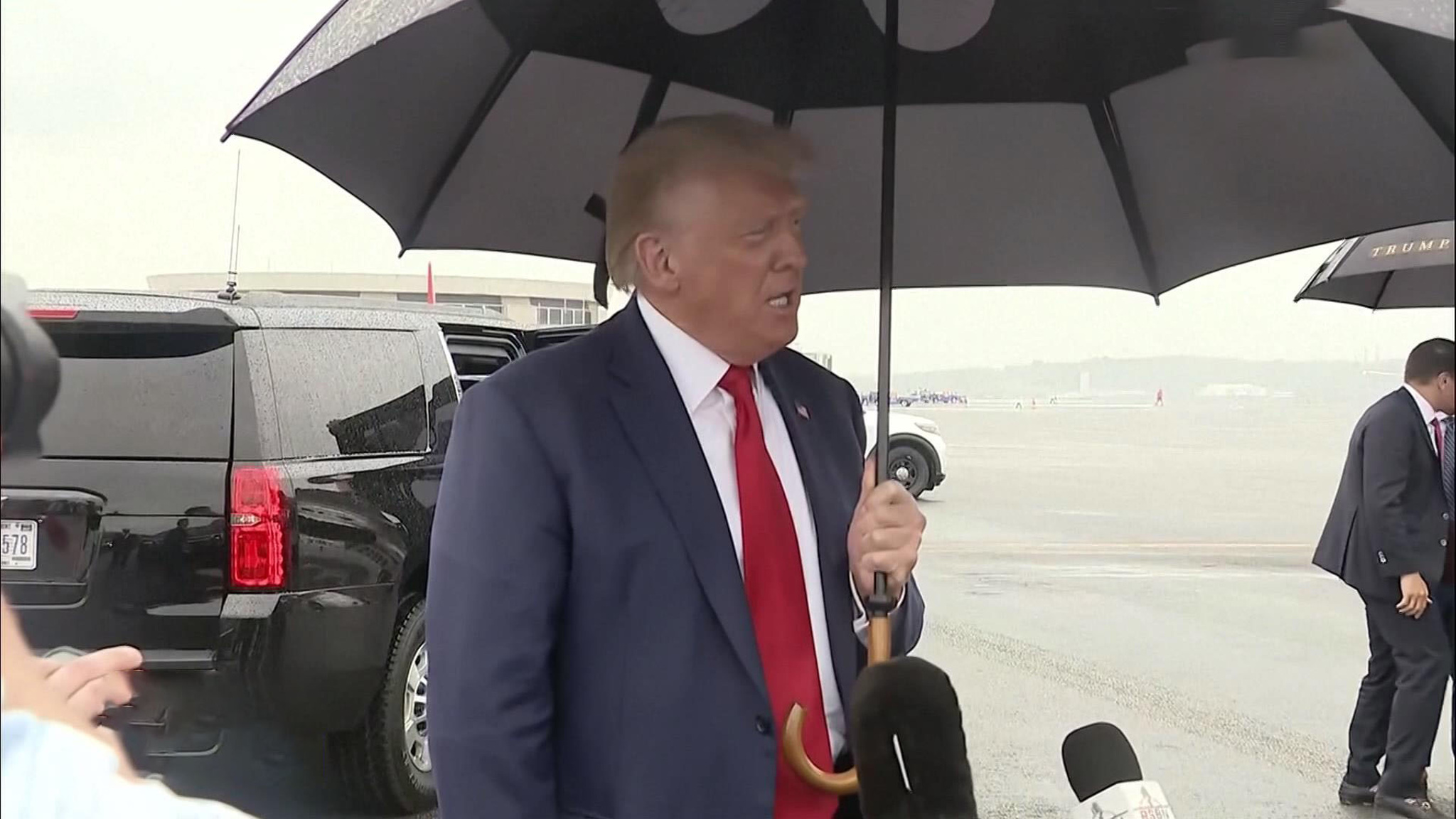 Чем больше Трампа преследуют, тем выше его рейтинг