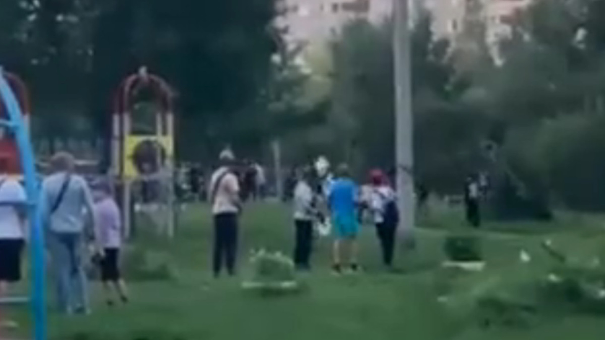 Жители Екатеринбурга сняли массовую драку мигрантов во дворе
