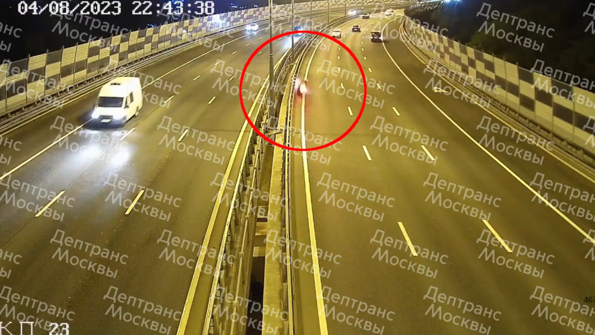 Момент страшной аварии с участием мотоциклиста в Москве попал на видео