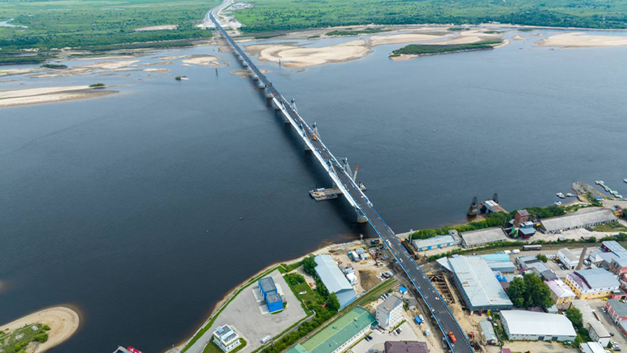 На новом зейском мосту в Благовещенске устанавливают перила и барьерные ограждения