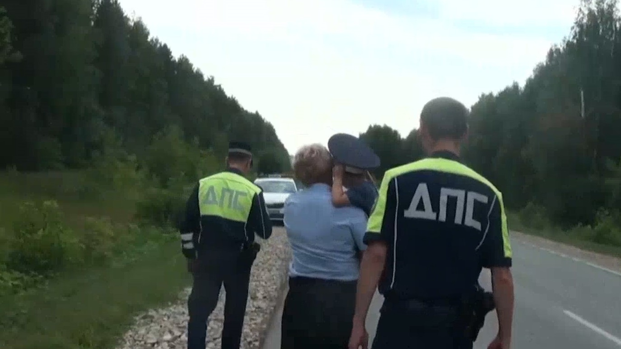 Автоинспекторы вернули домой малыша, который гулял по обочине трассы в Марий Эл