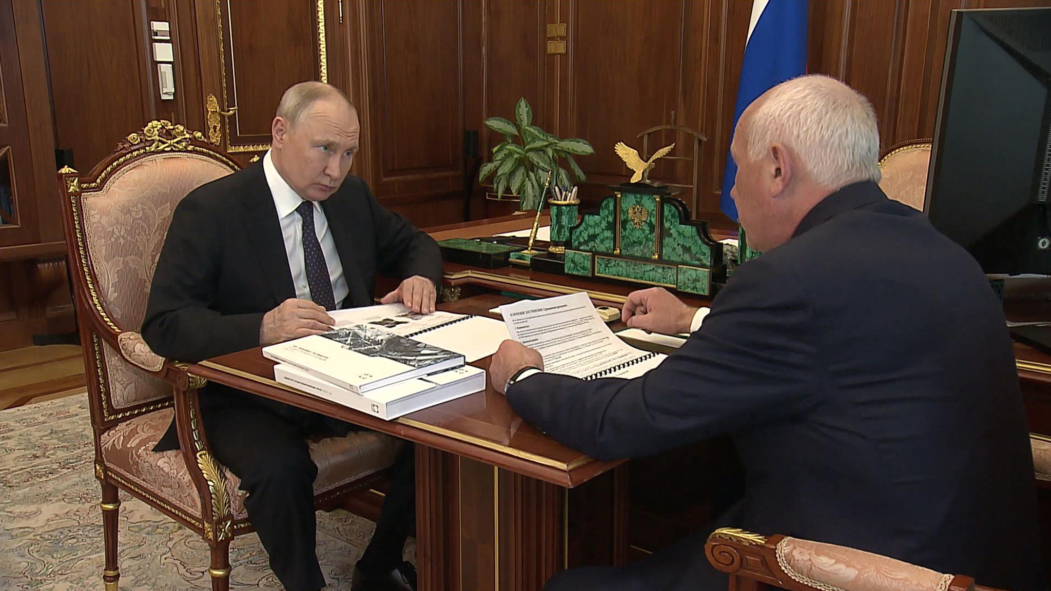 Путин оценил передовые разработки "Ростеха"