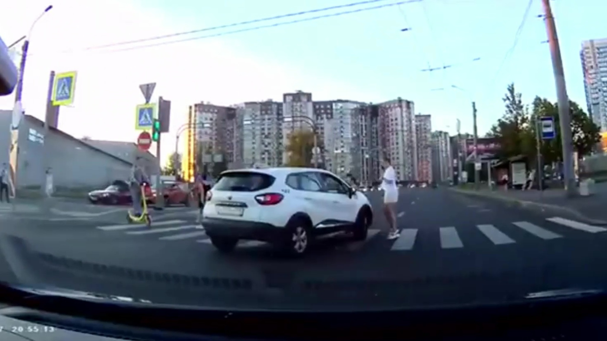 Таксист сбил двух человек на переходе в Петербурге