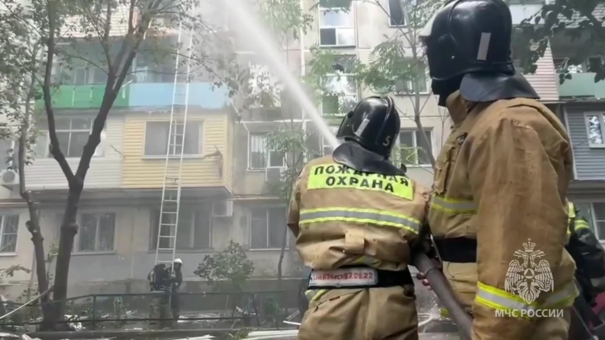 Тушение пожара в астраханской пятиэтажке сняли на видео