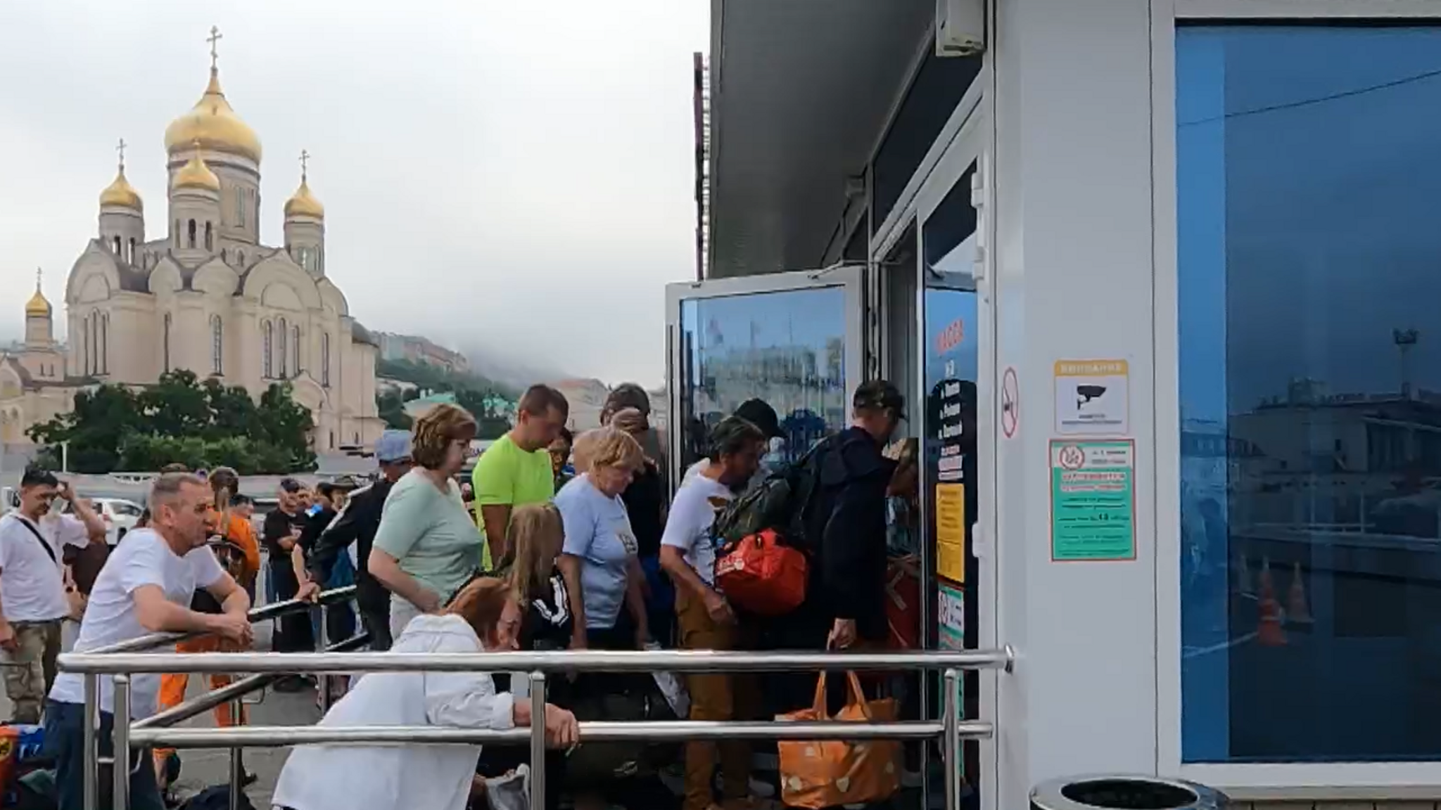 Ажиотаж за билетами на паром: очередь в кассу занимают затемно