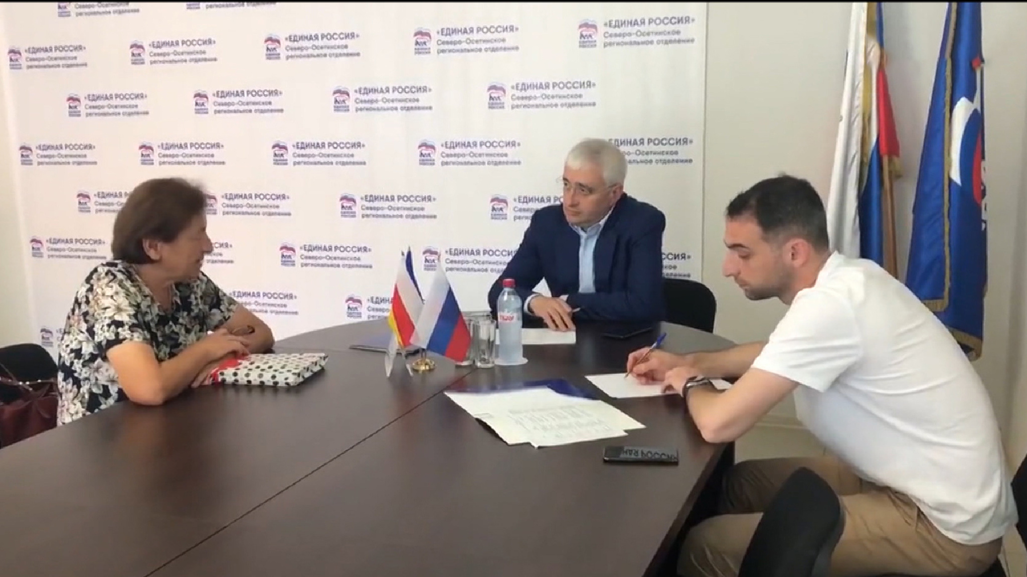 Паддзахадон Думæйы депутат Мæхъиты Зураб Дзæуджыхъæуы сæмбæлд адæмимæ