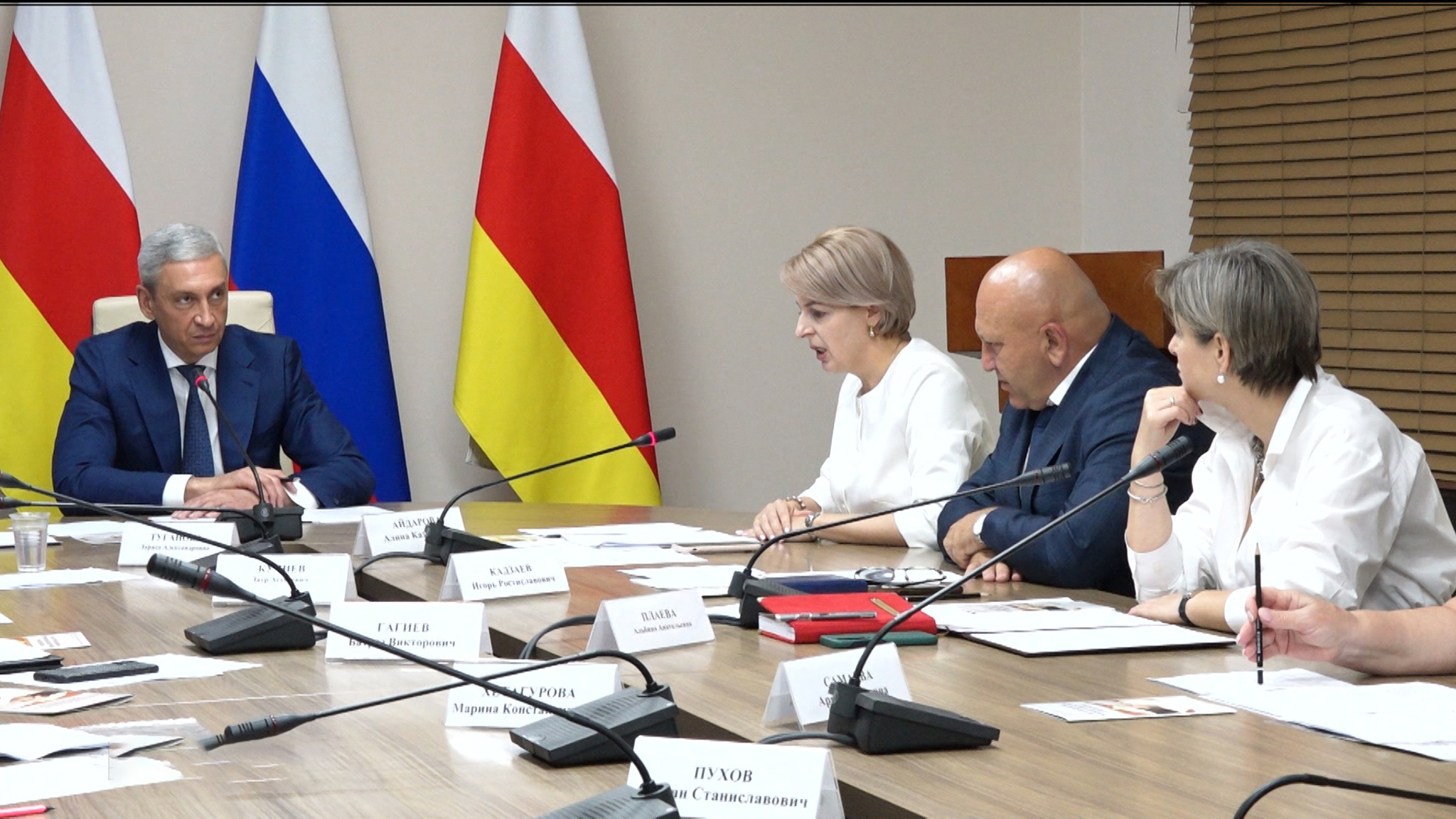 Меры соцподдержки населения обсудили на совещании под председательством Бориса Джанаева