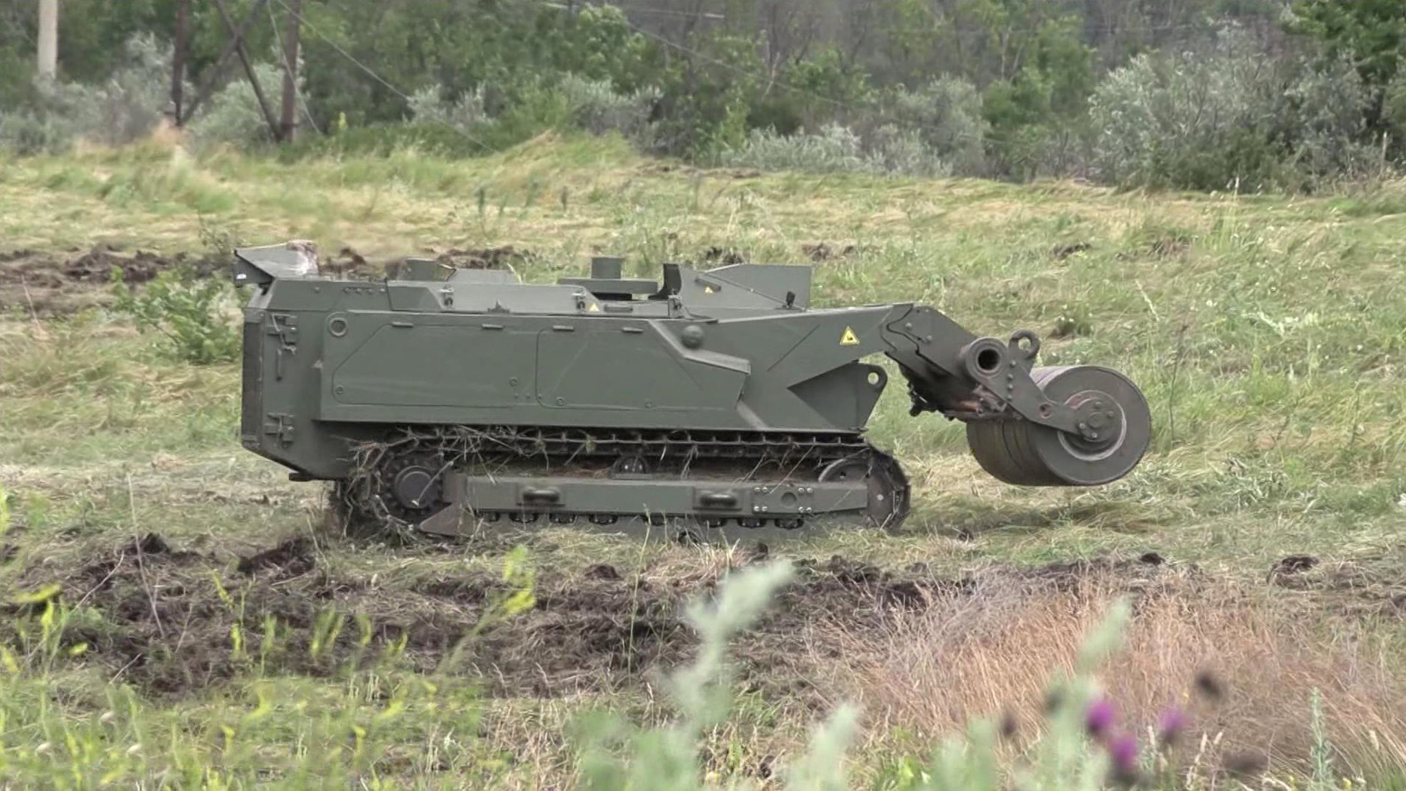 "Уран-6" помогает расчищать от мин территорию ЛНР