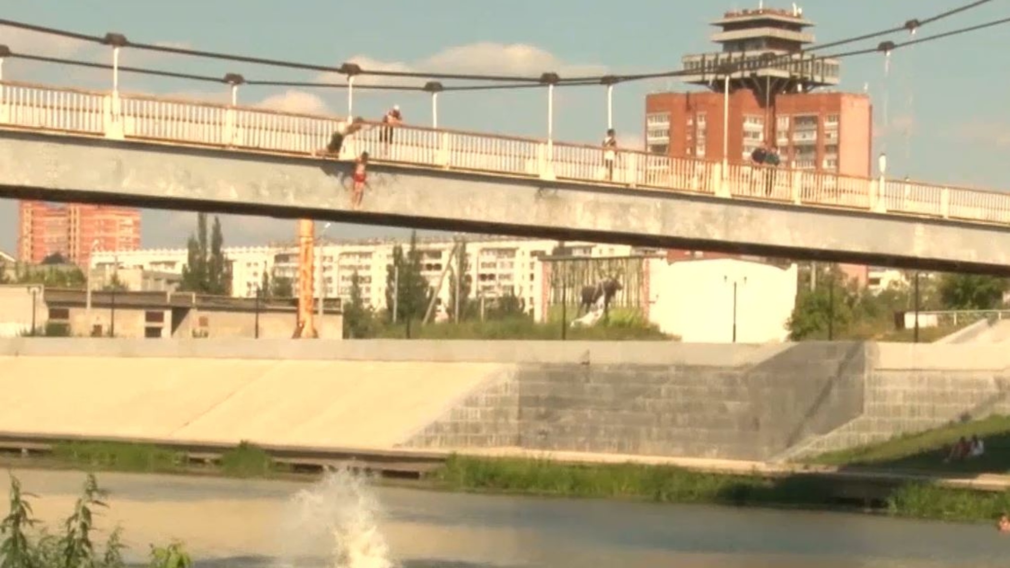 Несмотря на запрет, дети прыгают в воду с вантового моста в Йошкар-Оле