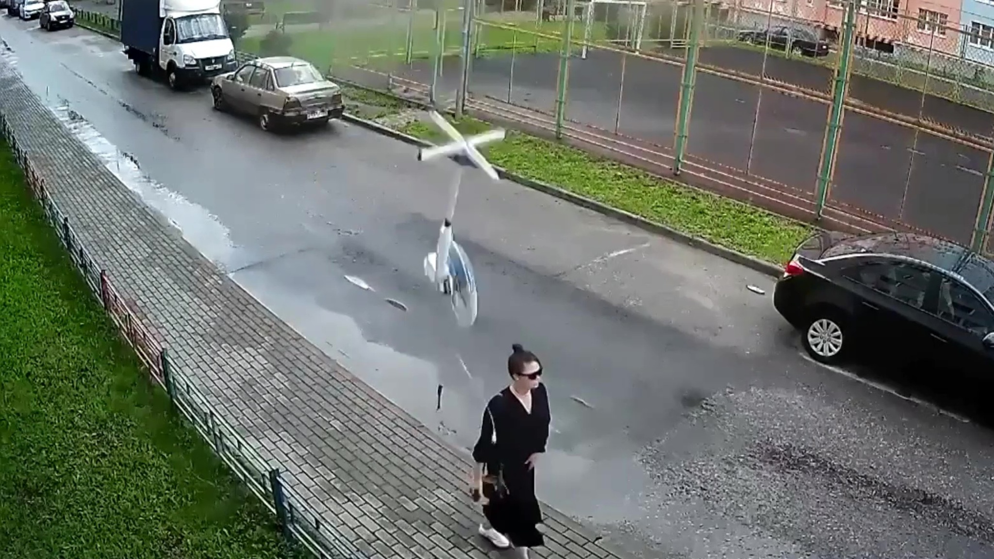 Выброшенный вентилятор чуть не убил девушку в Воронеже