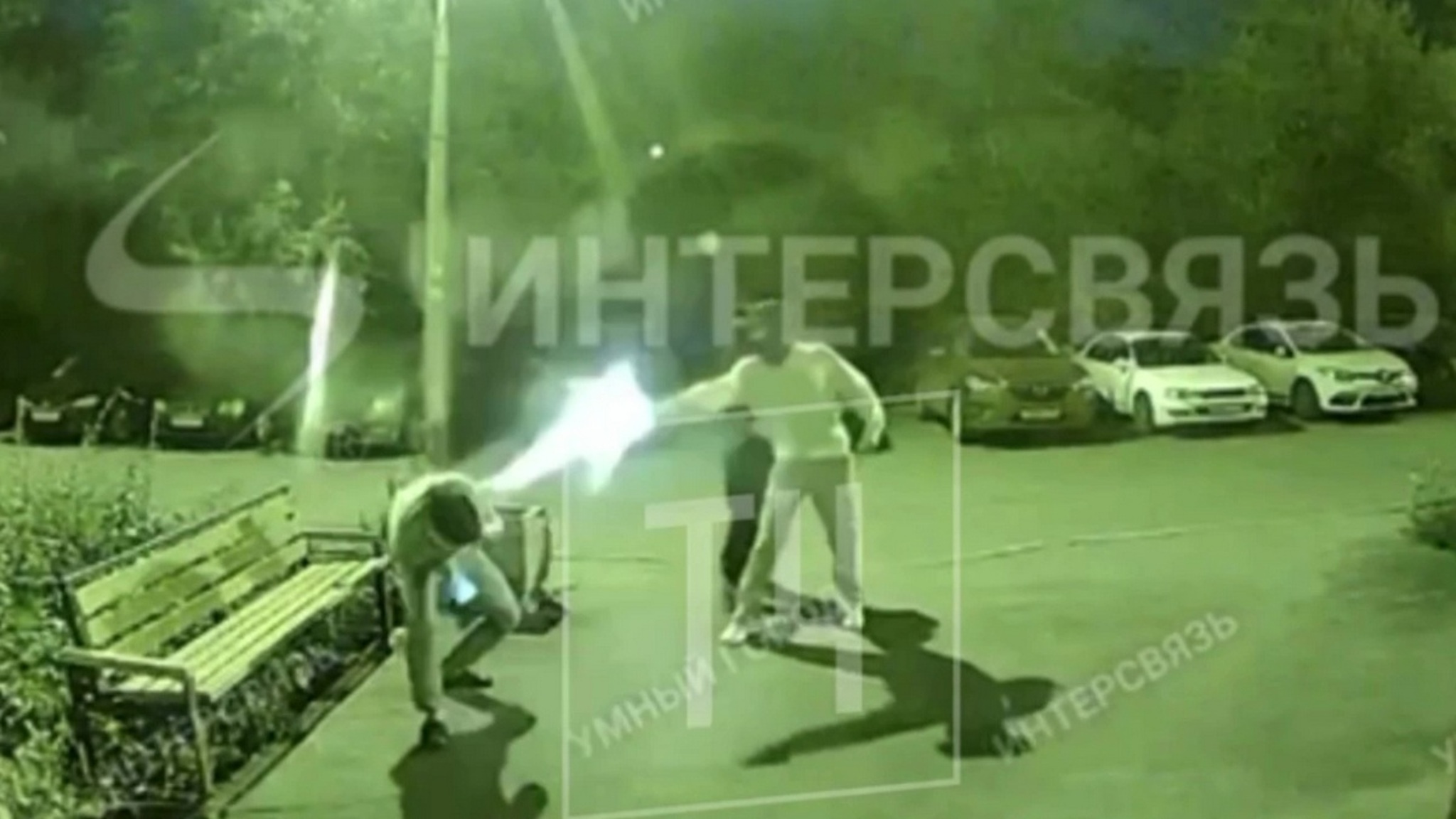 Челябинца обстреляли из ракетниц возле подъезда своего дома