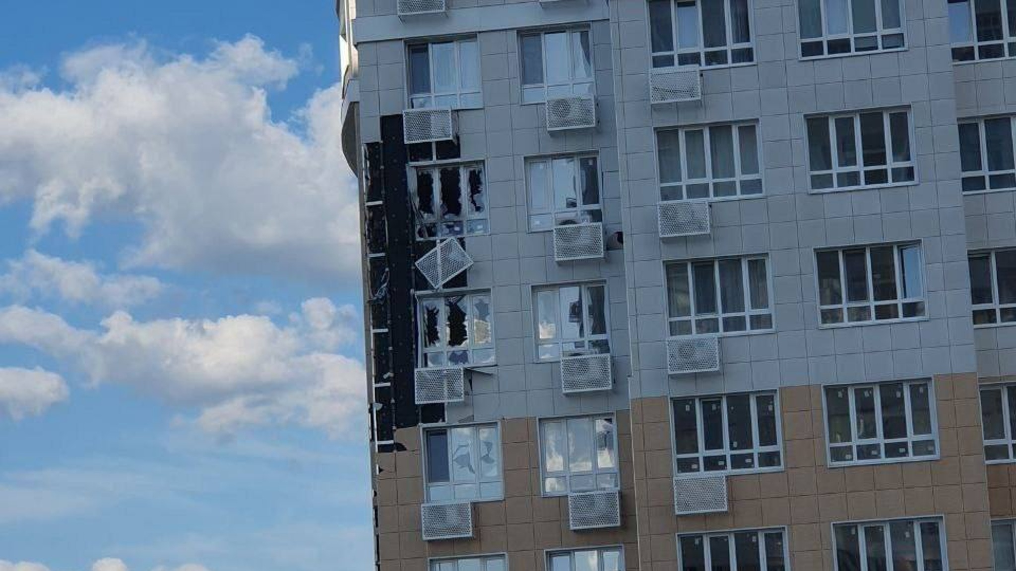Поврежденную взрывом многоэтажку в Белгороде сняли на видео