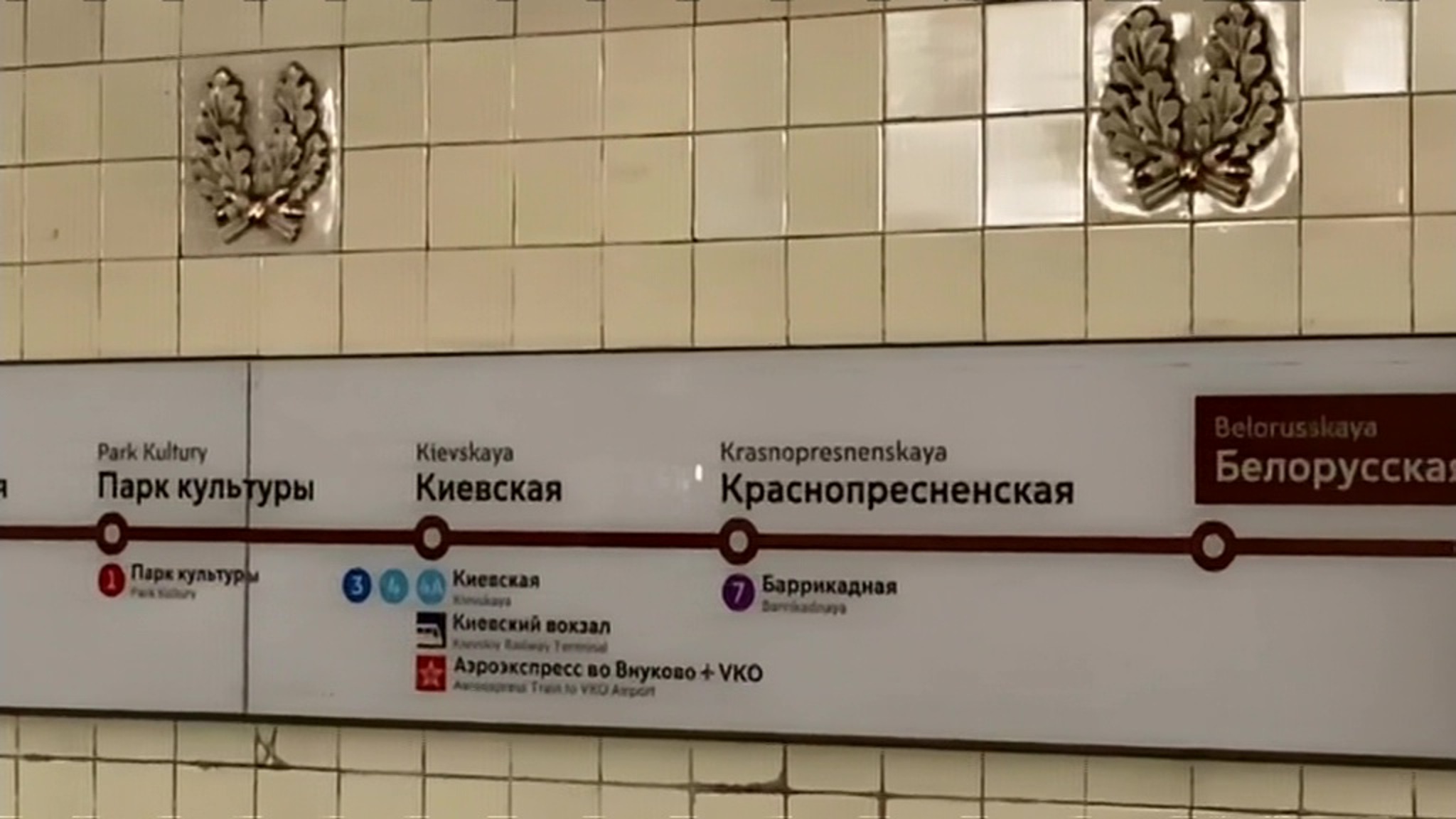 Дублирование надписей на указателях на английском станет необязательным