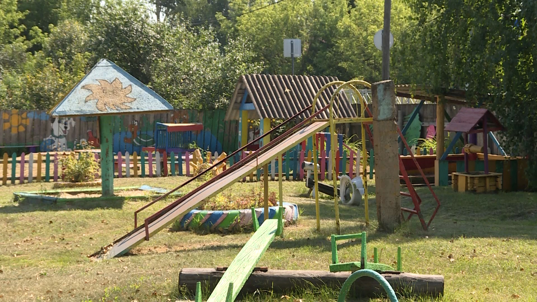 Единственный детский сад на ближайшие 50 километров, но и тот с гнилым потолком