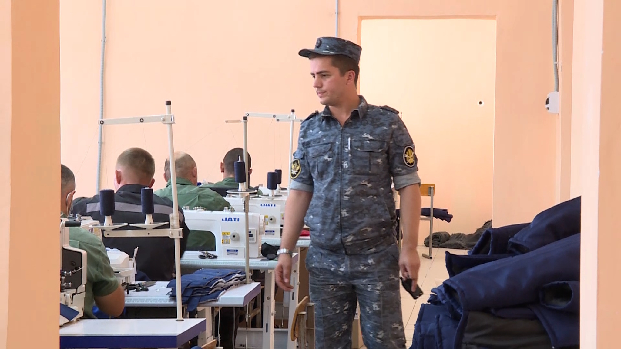 В исправительной колонии №8 открылся новый цех по пошиву верхней одежды