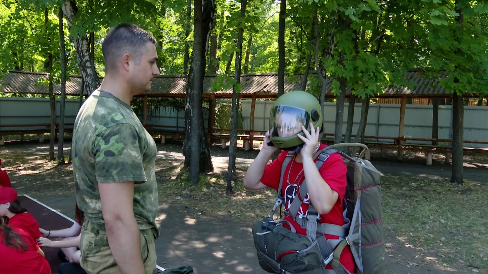 Учатся стрельбе, парашютному спорту, ликвидируют "лепестки" и оказывают помощь раненному другу