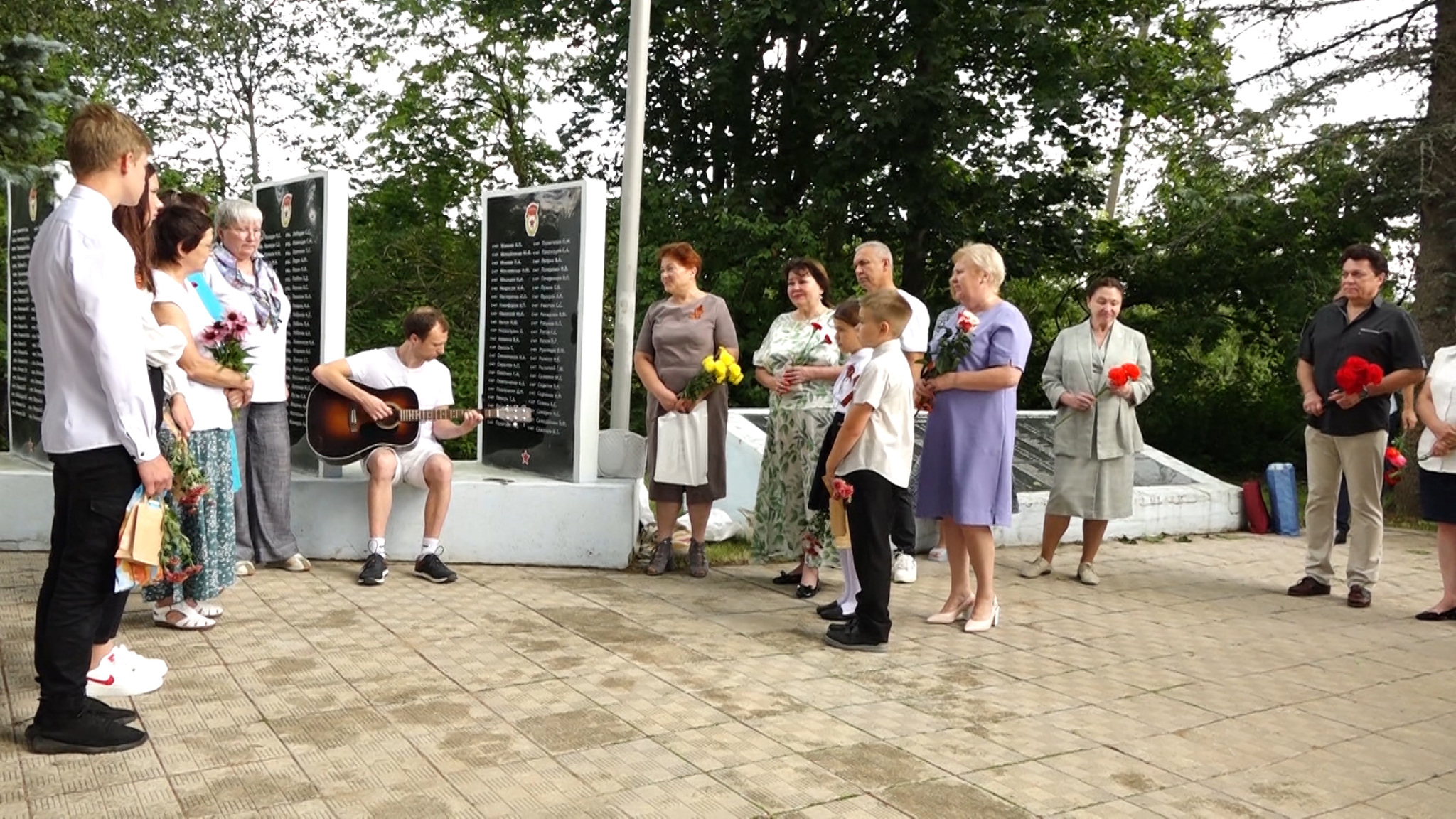 Нотариусы из Пскова, Кирова и Санкт-Петербурга встретились на воинском мемориале в Маево, чтобы почтить память своего коллеги