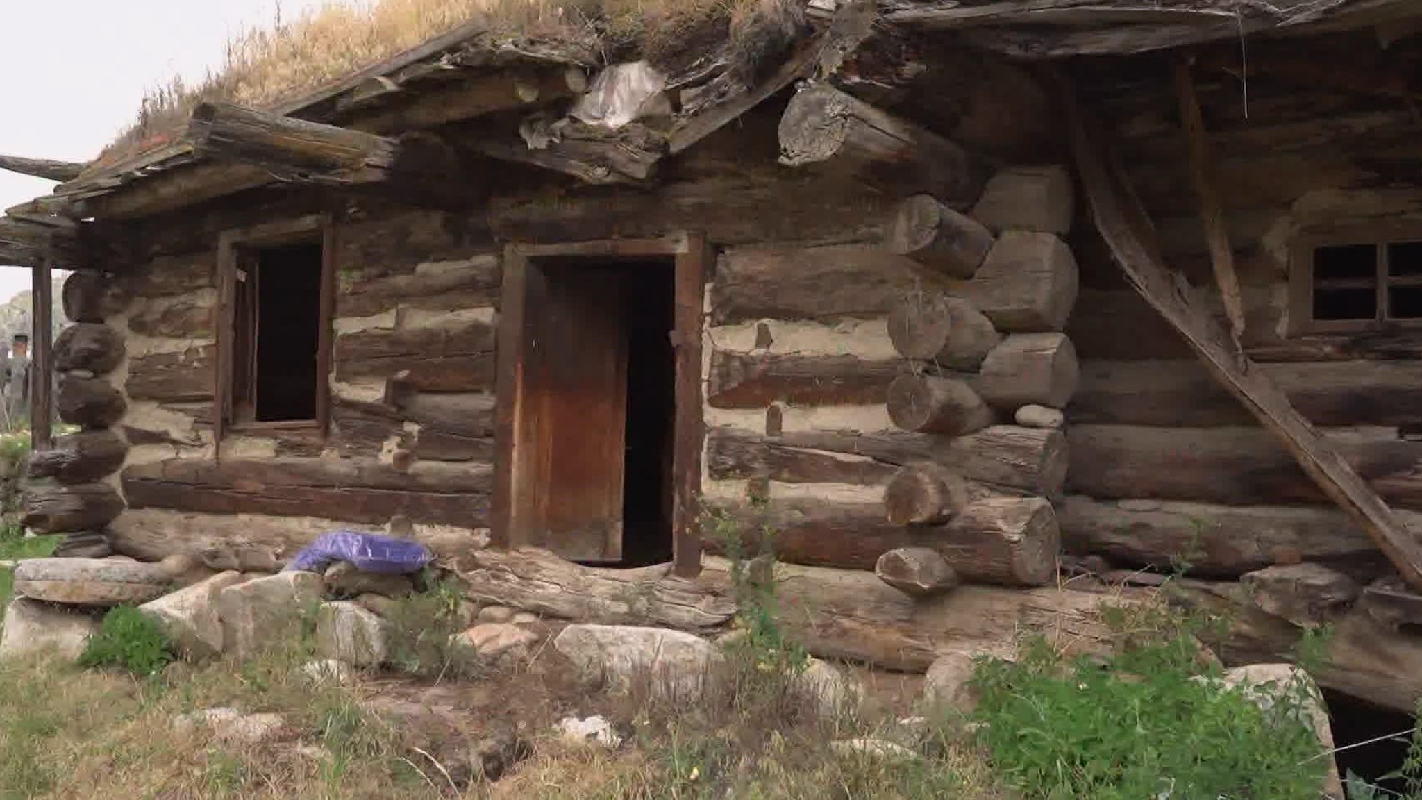 В Карачаево-Черкесии волонтеры спасают памятники деревянного зодчества